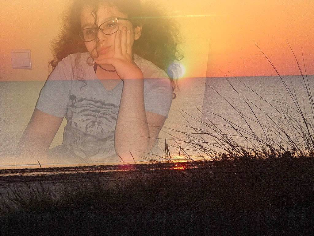 Marine participe au concours pour gagner de l'argent avec cette photo : atmospheric_phenomenon, backlighting, cloud, evening, grass, grass_family, happy, heat, horizon, human, light, morning, person, photography, sitting, sky, sun, sunlight, sunrise, sunset