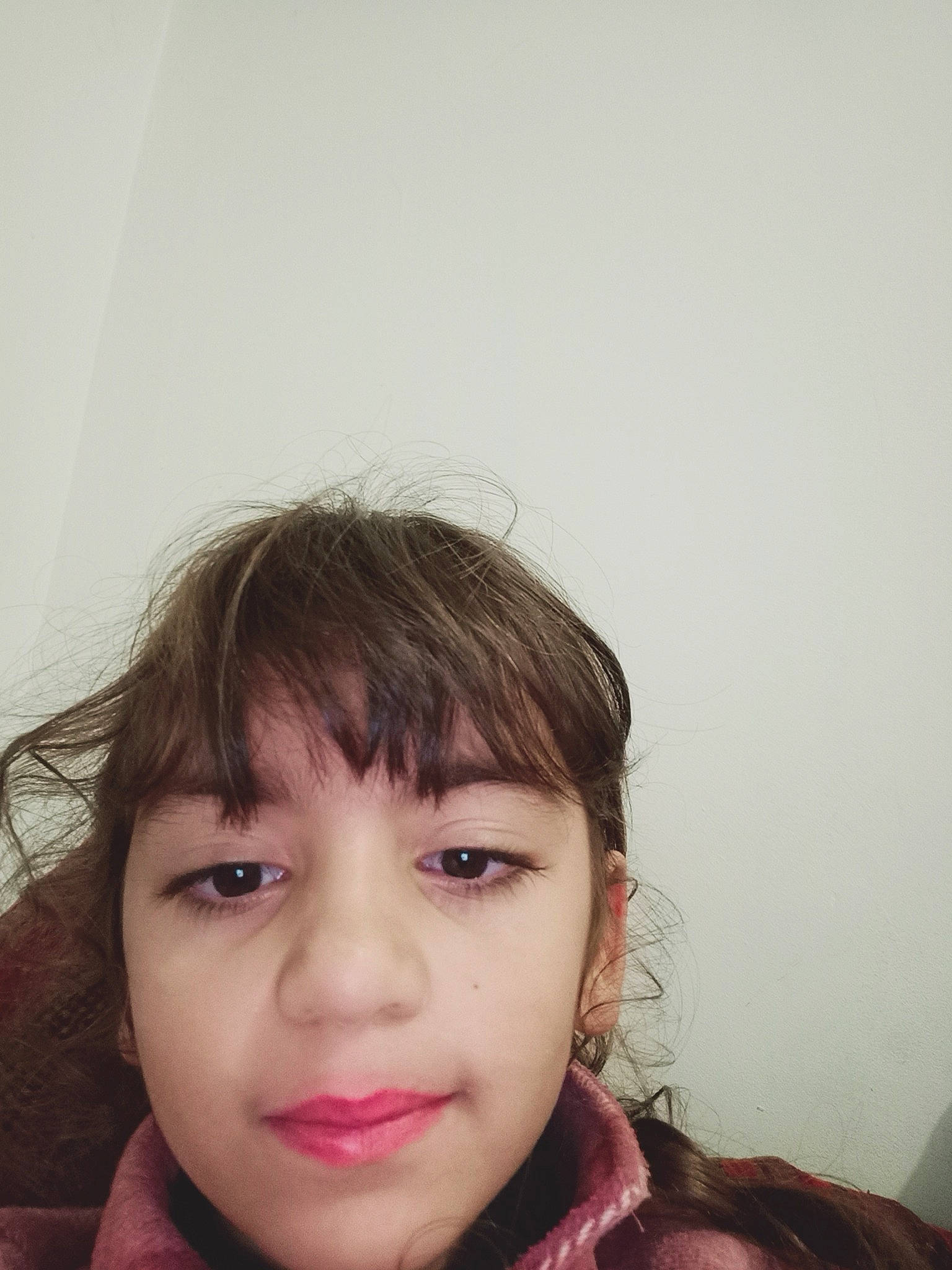 Lara a rejoint le concours — aidez-le/la à gagner de superbes lots ! bangs, cheek, chin, ear, eyelash, face, flash_photography, gesture, happy, iris, jaw, layered_hair, lip, long_hair, neck, no_expression, nose, person, selfie, skin