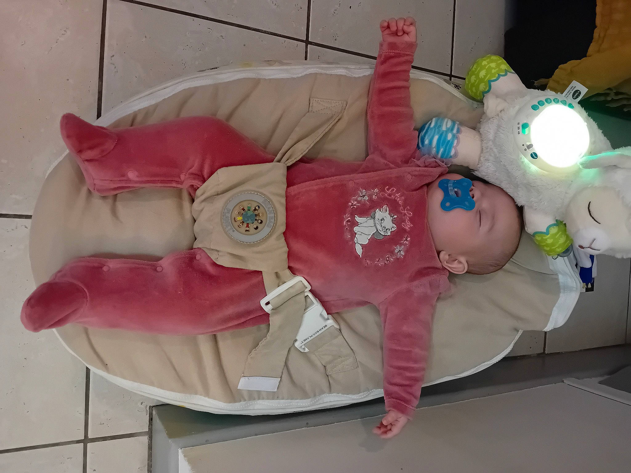 Hanaë participe au concours pour gagner de l'argent avec cette photo : baby, baby_products, baby_toddler_clothing, baby_toys, carmine, child, costume, human_body, person, pink, plastic, room, rose, sock, souvenir, toddler, toy