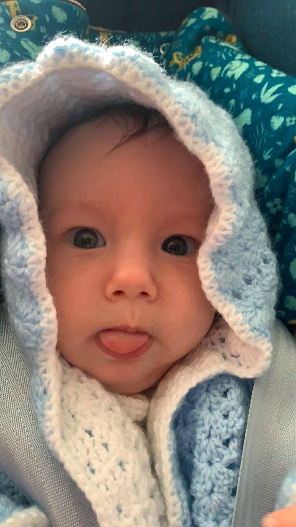 Augustin a rejoint le concours — aidez-le/la à gagner de superbes lots ! baby, beauty, cap, cheek, chin, eye, eyebrow, eyelash, face, head, headgear, headwear, iris, knit_cap, lip, nose, person, skin, sleeve, textile