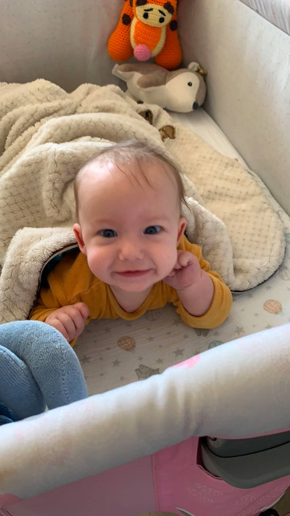 Augustin a rejoint le concours — aidez-le/la à gagner de superbes lots ! baby, baby_products, baby_safety, baby_toddler_clothing, baby_toys, chair, cheek, child, comfort, flooring, happy, iris, joy, linens, person, room, sitting, skin, smile, thumb