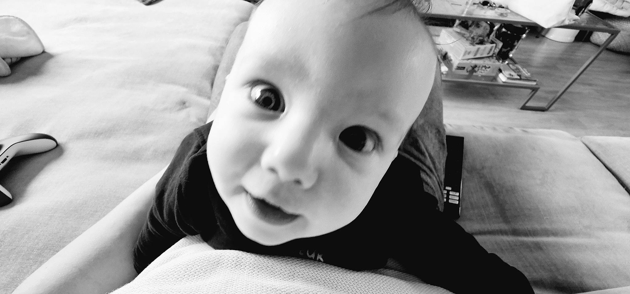 Augustin a rejoint le concours — aidez-le/la à gagner de superbes lots ! baby, baby_toddler_clothing, black, black_and_white, cheek, comfort, ear, eyebrow, eyelash, flash_photography, happy, human_body, iris, lip, monochrome_photography, mouth, nose, person, photograph, skin