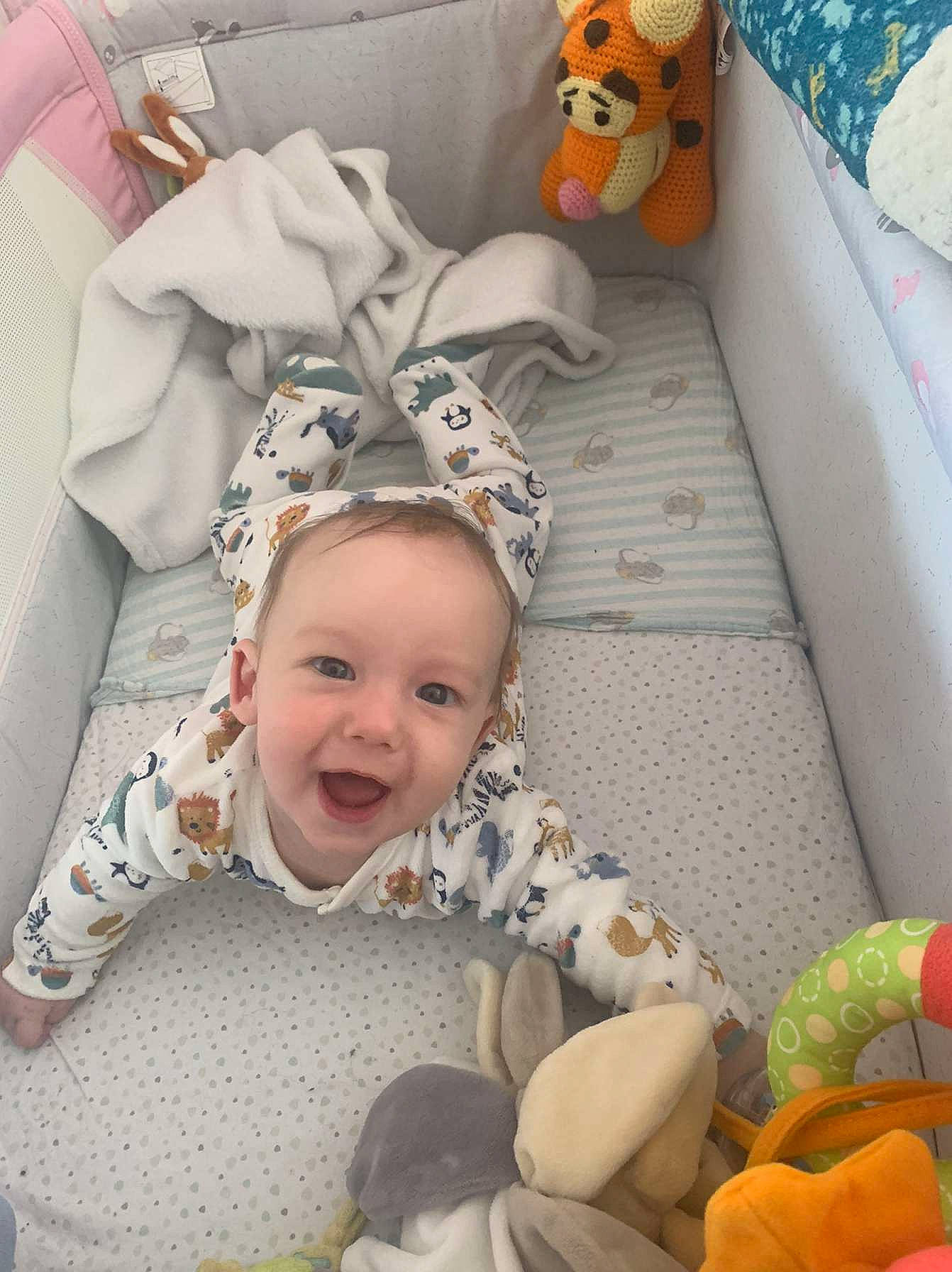 Augustin participe au concours pour gagner de l'argent avec cette photo : baby, baby_toddler_clothing, child, comfort, flooring, fun, happy, head, joy, mammal, orange, person, photograph, product, room, smile, snapshot, textile, toddler, toy