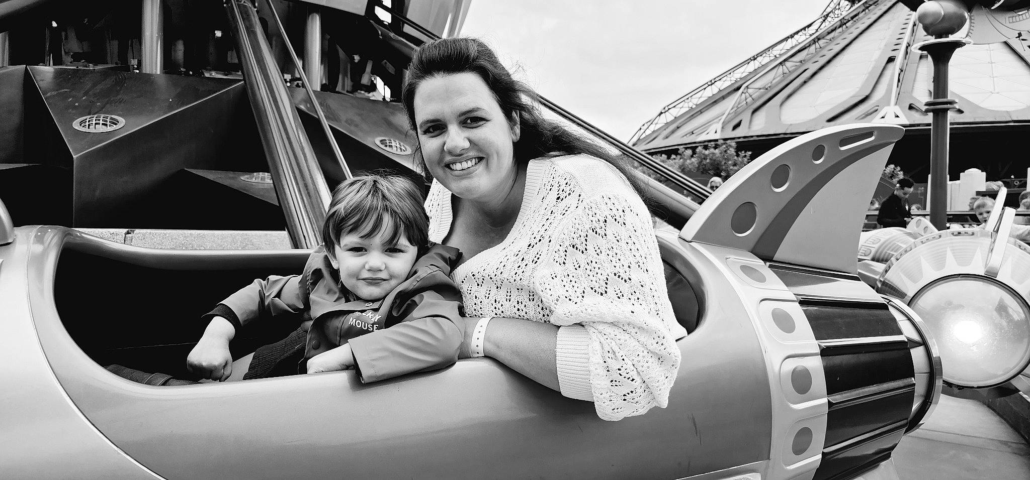 Eliott a rejoint le concours — aidez-le/la à gagner de superbes lots ! auto_part, automotive_design, automotive_exterior, automotive_wheel_system, beauty, black, flash_photography, fun, happy, joy, mode_of_transport, monochrome, motor_vehicle, person, personal_luxury_car, smile, snapshot, style, toddler, travel