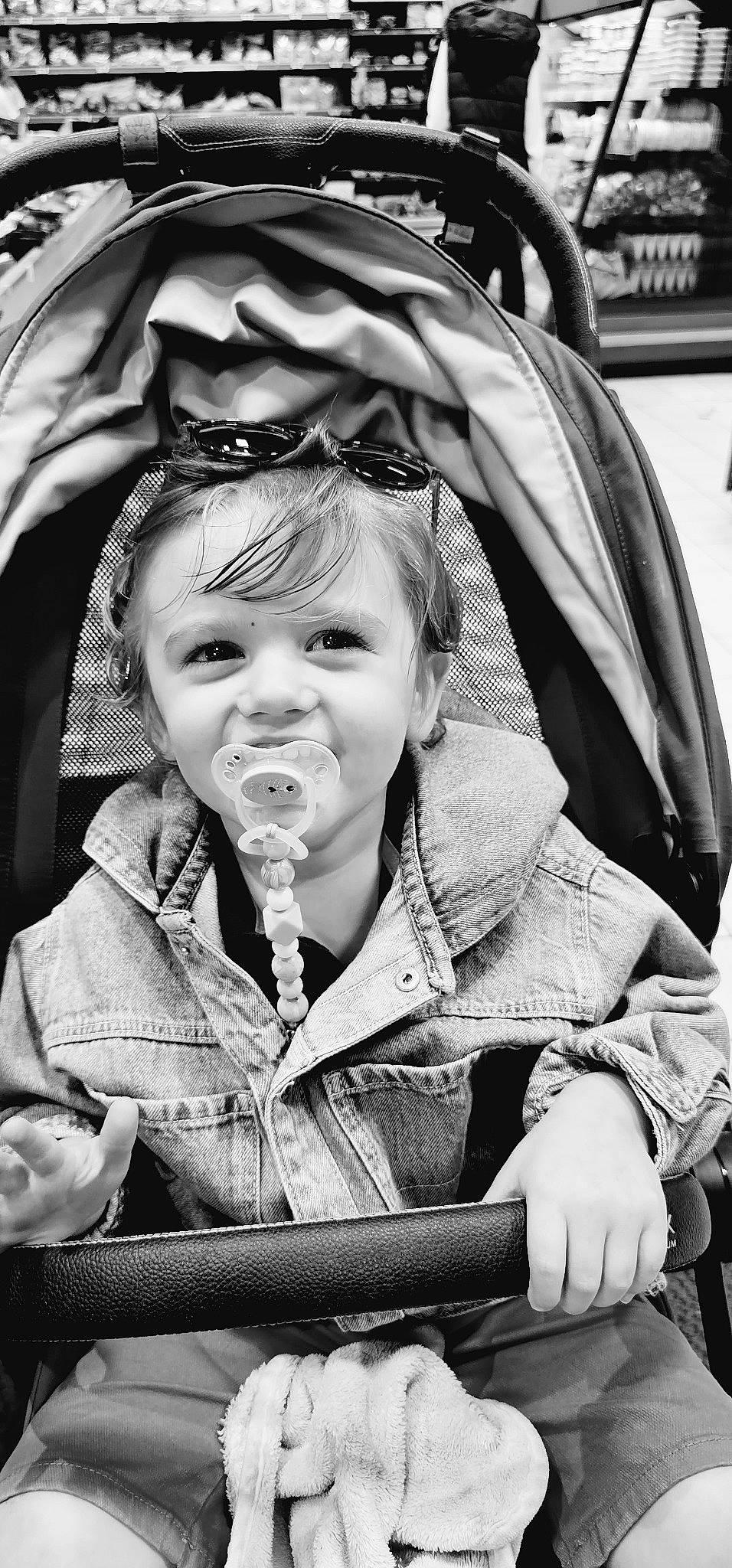 Eliott a rejoint le concours — aidez-le/la à gagner de superbes lots ! black, black_and_white, cheek, child, cool, daytime, fashion, fun, hairstyle, happy, monochrome, monochrome_photography, mouth, person, photograph, public_space, skin, snapshot, style, toddler