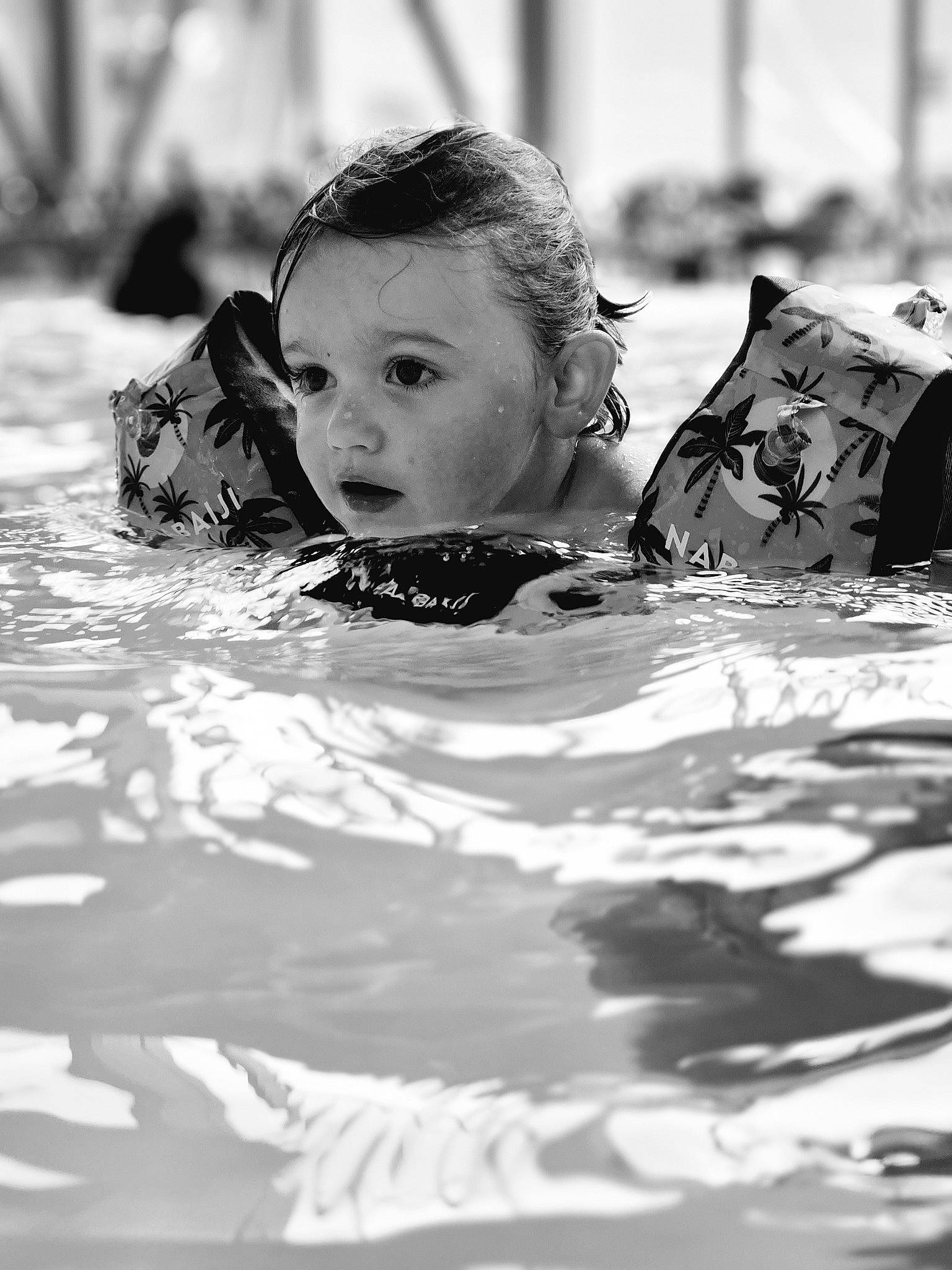 Eliott participe au concours pour gagner de l'argent avec cette photo : bathing, black_and_white, child, eyelash, flash_photography, fun, grass, happy, leisure, liquid, monochrome, monochrome_photography, people_in_nature, person, recreation, reflection, still_life_photography, style, swimming_pool, toddler