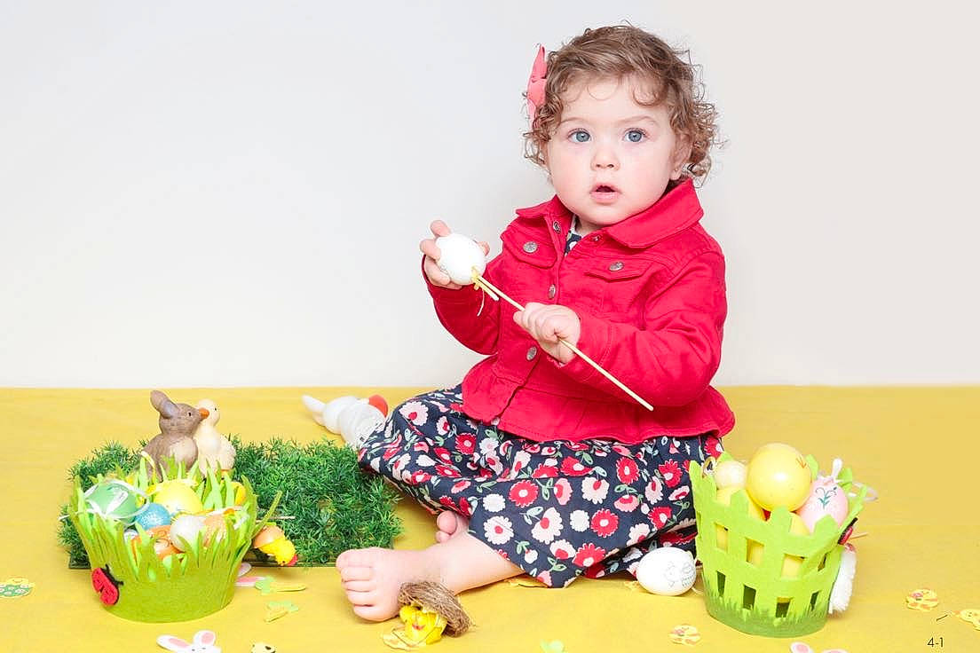 Thaïs a rejoint le concours — aidez-le/la à gagner de superbes lots ! baby, baby_playing_with_toys, baby_toddler_clothing, baby_toys, child, event, fun, grass, happy, pattern, person, photograph, play, portrait_photography, sitting, sleeve, snapshot, surprise, sweetness, toddler