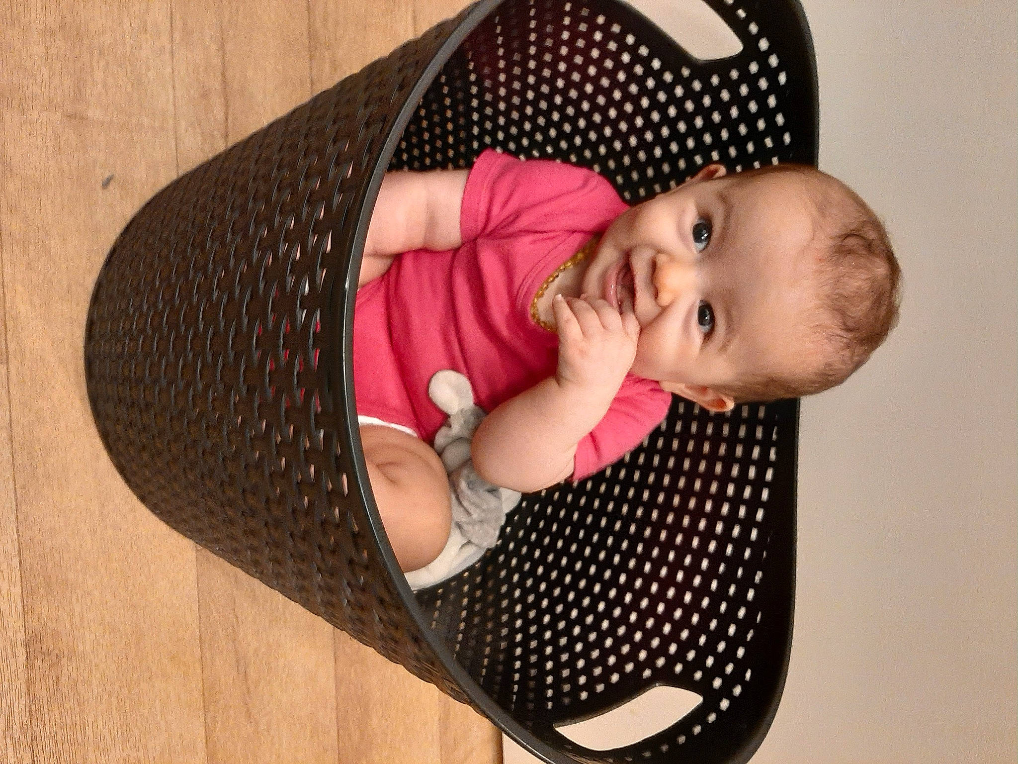 Kayla a rejoint le concours — aidez-le/la à gagner de superbes lots ! arm, baby, baby_products, baby_safety, baby_sleeping, baby_toddler_clothing, cheek, child, comfort, fashion_accessory, headgear, pattern, person, polka_dot, portrait_photography, sitting, skin, sleeve, toddler, wood