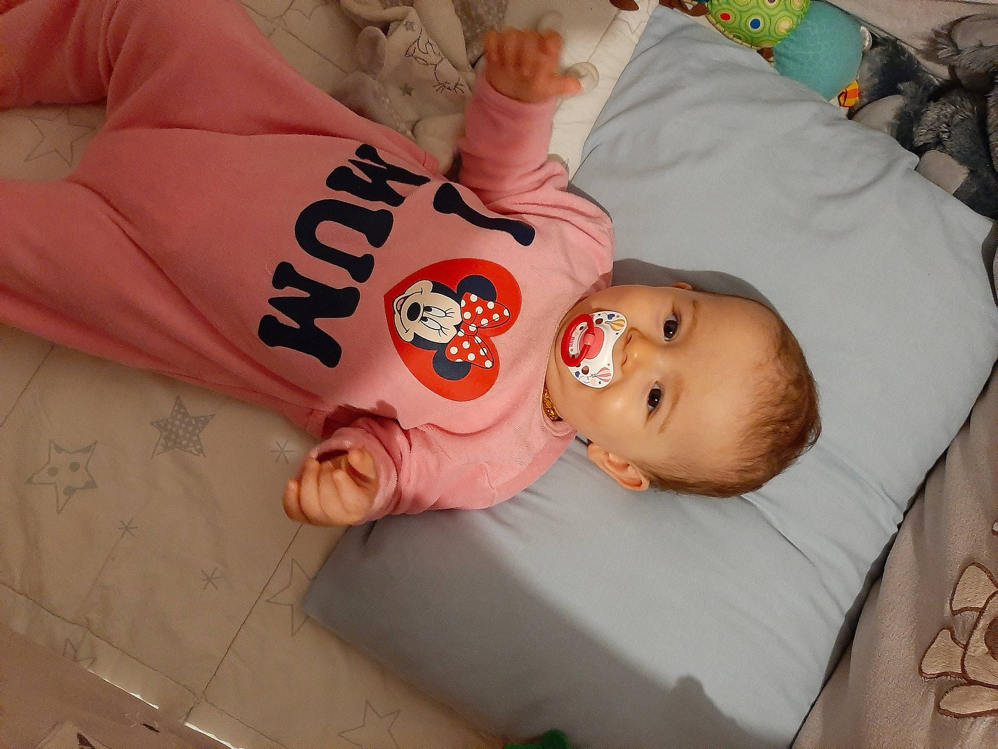 Kayla a rejoint le concours — aidez-le/la à gagner de superbes lots ! baby, baby_products, baby_toddler_clothing, cheek, child, comfort, finger, fun, happy, linens, person, room, skin, sleeve, toddler, wood, wrist