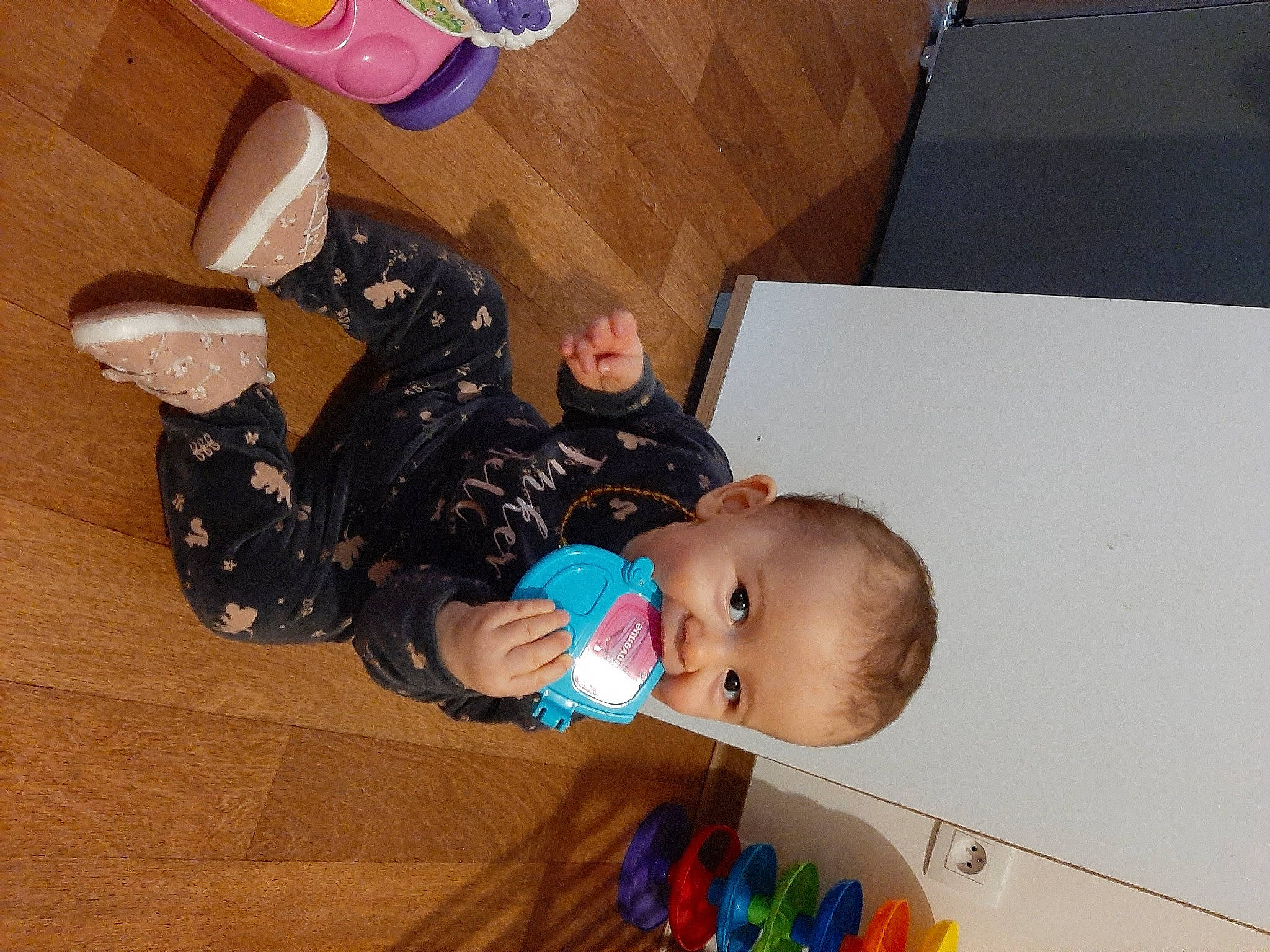 Kayla a rejoint le concours — aidez-le/la à gagner de superbes lots ! baby, baby_products, baby_toddler_clothing, child, comfort, flooring, fun, hardwood, person, play, room, sitting, toddler, wood