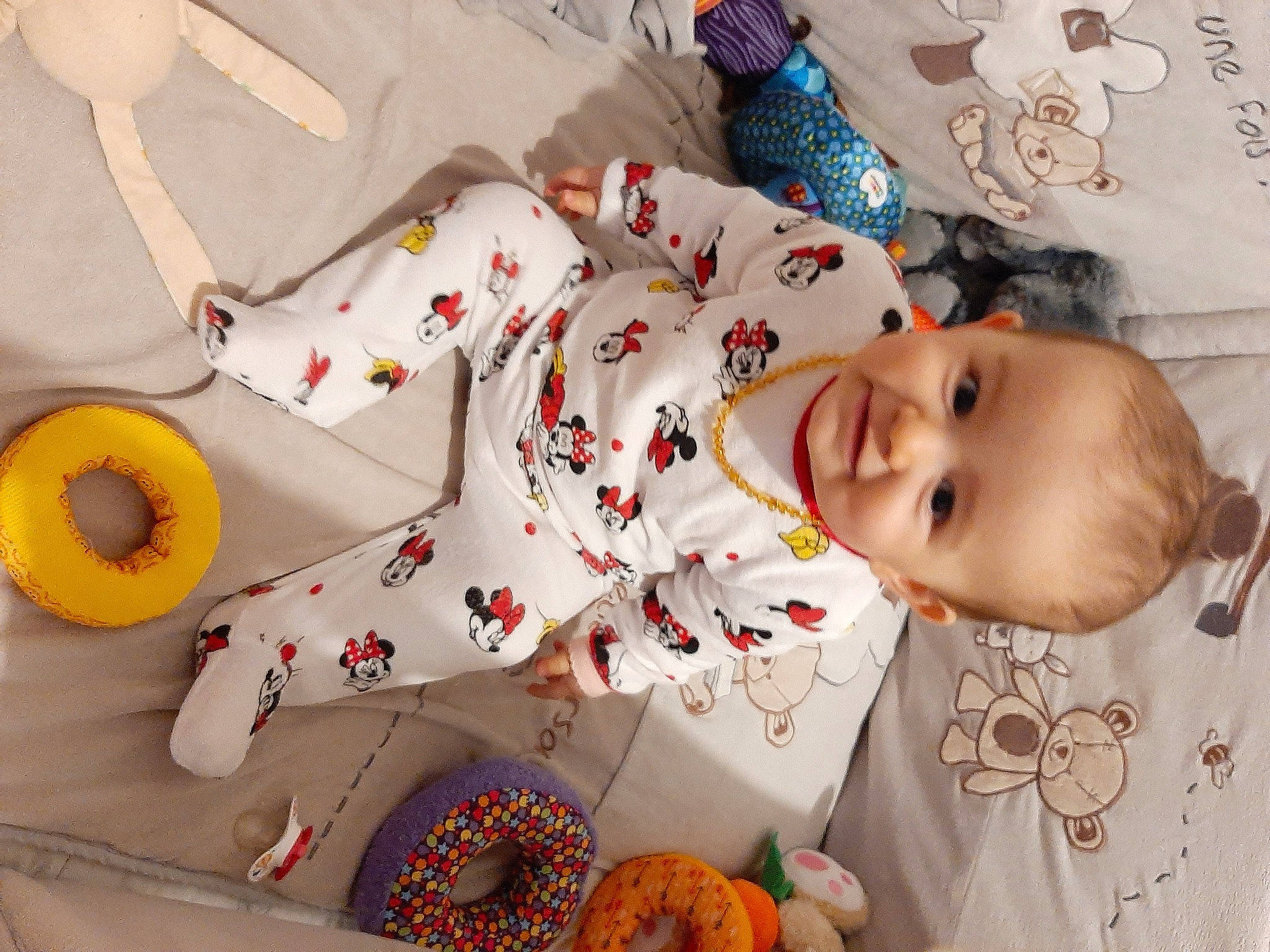 Kayla a rejoint le concours — aidez-le/la à gagner de superbes lots ! baby, baby_products, baby_toddler_clothing, carmine, child, comfort_food, happy, linens, nightwear, orange, pajamas, pattern, person, petal, room, sleeve, smile, textile, toddler