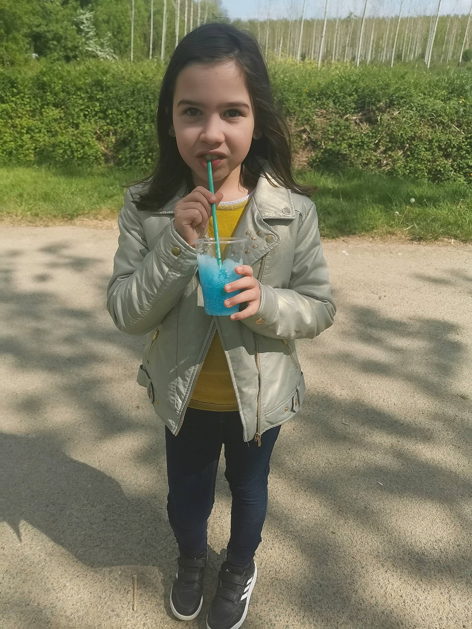 Danaé a rejoint le concours — aidez-le/la à gagner de superbes lots ! child, denim, face, fence, fun, grass, grassland, happy, jeans, leisure, person, plant, play, sleeve, smile, soil, t_shirt, toddler, vacation