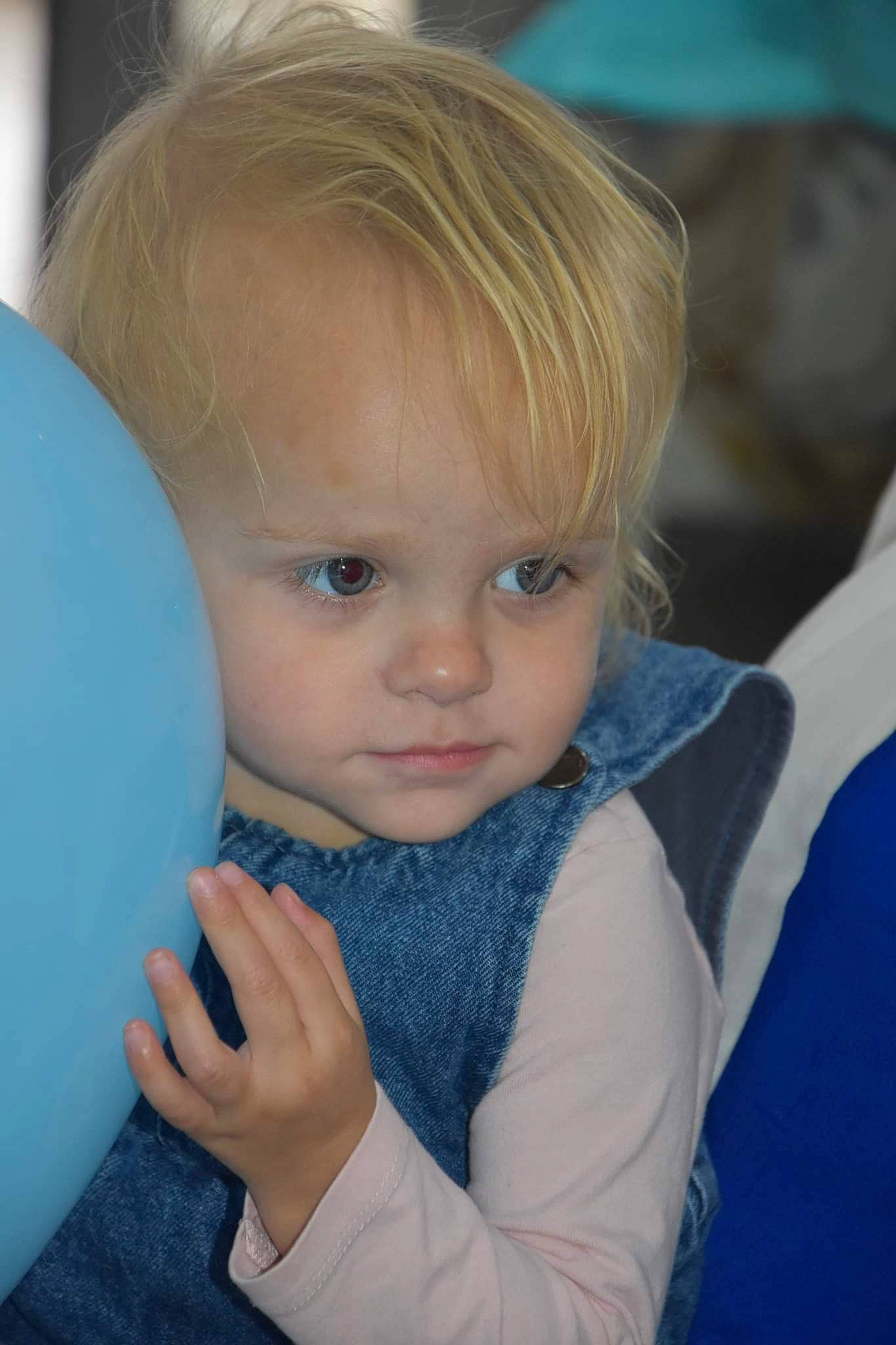 Naomye participe au concours pour gagner de l'argent avec cette photo : arm, cheek, chin, eye, eyebrow, eyelash, face, finger, gesture, hand, happy, human_body, iris, joint, lip, mouth, nose, person, shoulder, skin