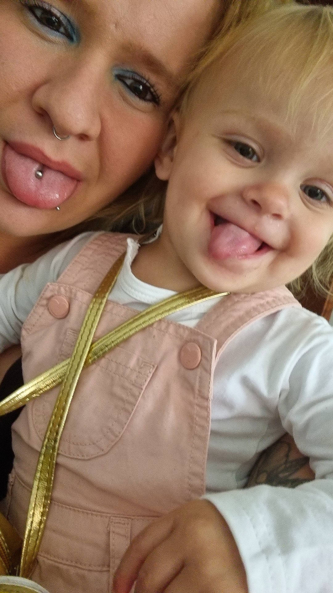 Naomye a rejoint le concours — aidez-le/la à gagner de superbes lots ! cheek, chin, eye, eyebrow, eyelash, face, facial_expression, gesture, hair, hand, happy, iris, joy, lip, mouth, neck, nose, organ, person, skin