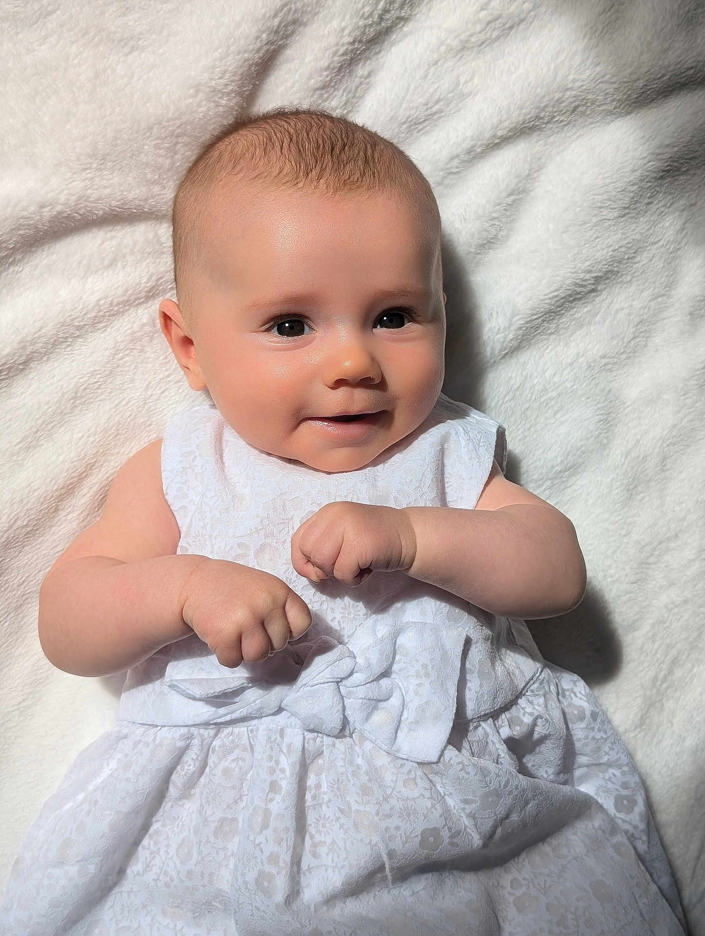 Jeanne a rejoint le concours — aidez-le/la à gagner de superbes lots ! baby, infant, child, smiling, white_dress, blanket, portrait, cute, happy, soft_light, fists, skin, head, face, eyes, indoor, newborn, adorable, clothing, young