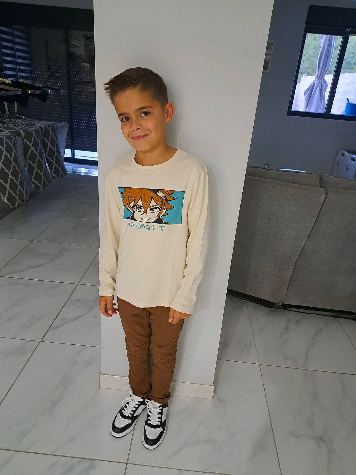 Maé a rejoint le concours — aidez-le/la à gagner de superbes lots ! child, clothing, cool, denim, electric_blue, eyewear, fashion_design, floor, flooring, hairstyle, human_leg, joy, leg, outerwear, person, room, sleeve, sportswear, standing, t_shirt