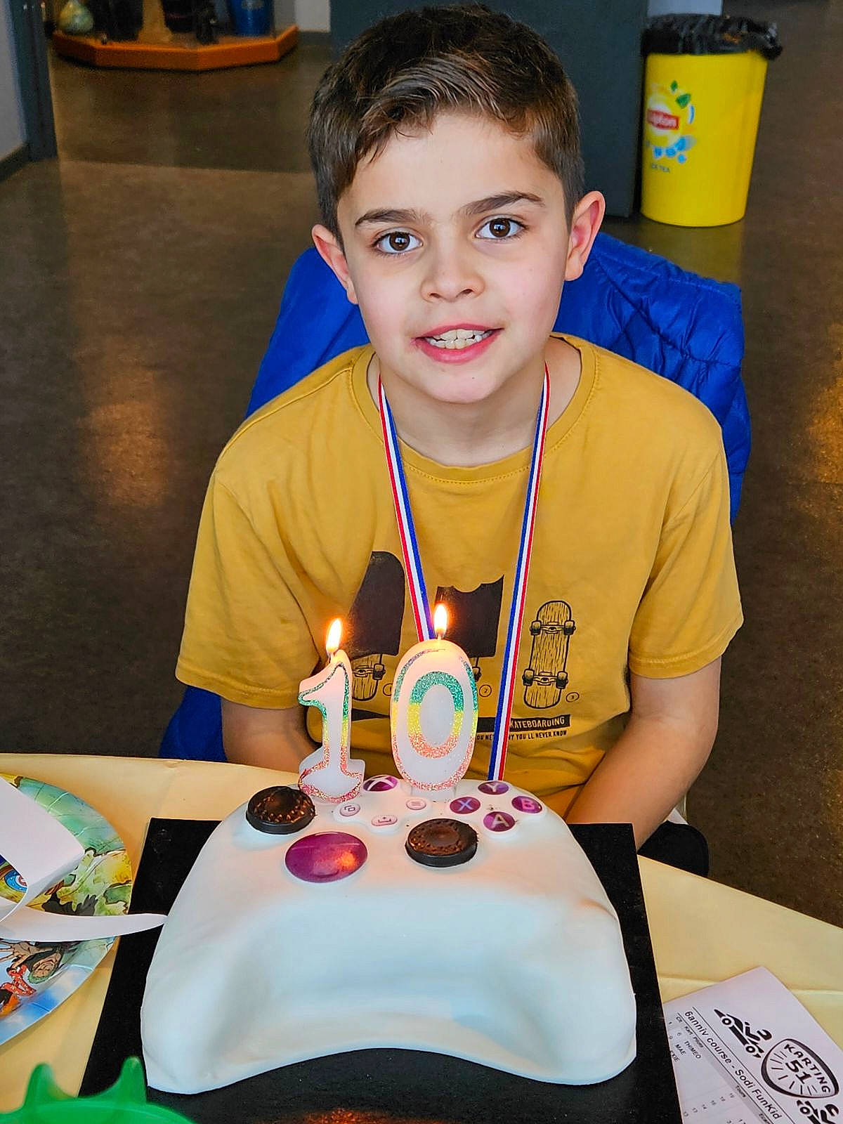 Maé participe au concours pour gagner de l'argent avec cette photo : baked_goods, birthday_cake, birthday_candle, buttercream, cake, cake_decorating, cake_decorating_supply, candle, chair, child, dessert, event, food, fun, joy, person, recreation, smile, sweetness, t_shirt