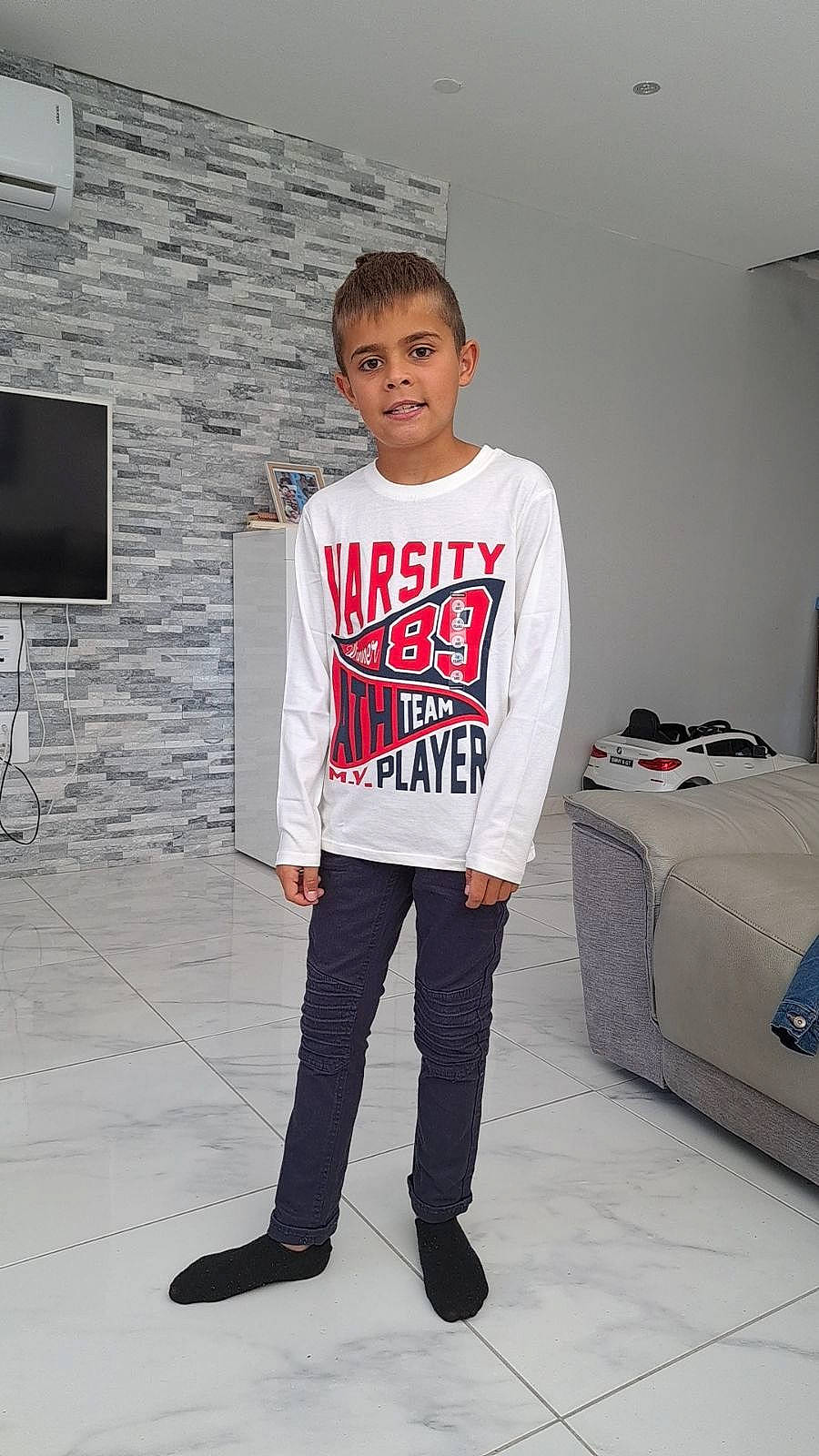 Maé a rejoint le concours — aidez-le/la à gagner de superbes lots ! active_shirt, bag, denim, electric_blue, event, fashion_design, flash_photography, grey, joint, joy, knee, luggage_and_bags, person, room, shoulder, sleeve, sportswear, standing, t_shirt, television