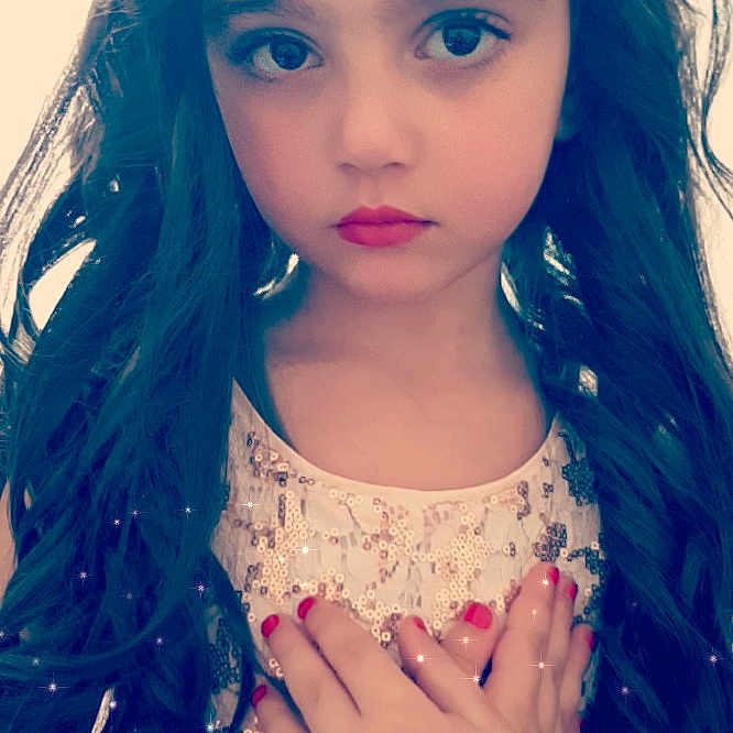Feriel a rejoint le concours — aidez-le/la à gagner de superbes lots ! beauty, black_hair, brown_hair, cheek, child_model, eyebrow, girl, hair_accessory, hair_coloring, hairstyle, human_hair_color, lip, long_hair, model, person, photo_shoot