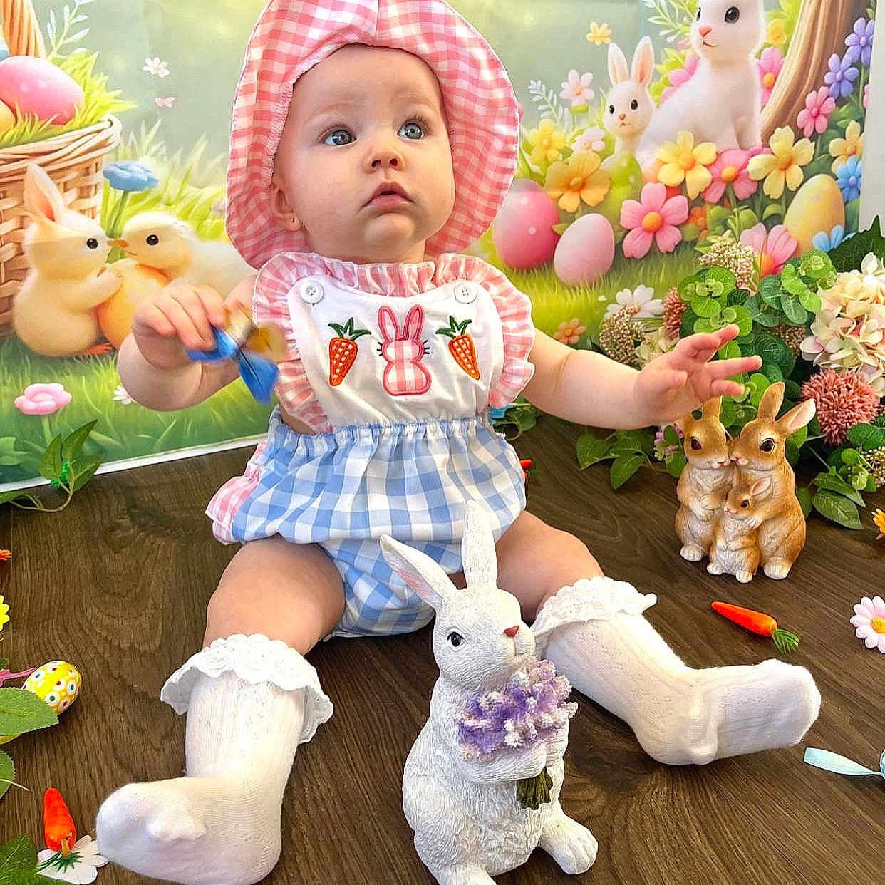 Lou a rejoint le concours — aidez-le/la à gagner de superbes lots ! baby, bonnet, cap, clothing, costume, face, flower, flowerarrangement, flowerbouquet, hat, head, hosiery, people, person, photography, plant, portrait, sitting, sock, toy