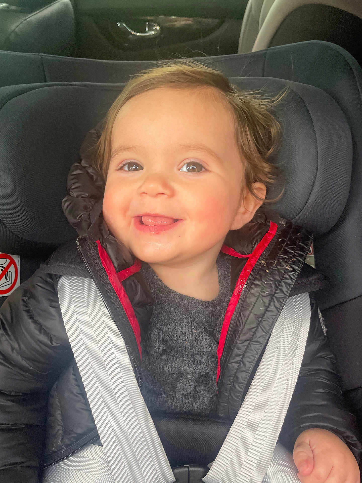 Gabriella a rejoint le concours — aidez-le/la à gagner de superbes lots ! baby, car, car_seat, casual, child, clothing, cute, face, hair, happy, indoors, jacket, person, portrait, safety, seat, seatbelt, smiling, toddler, warm