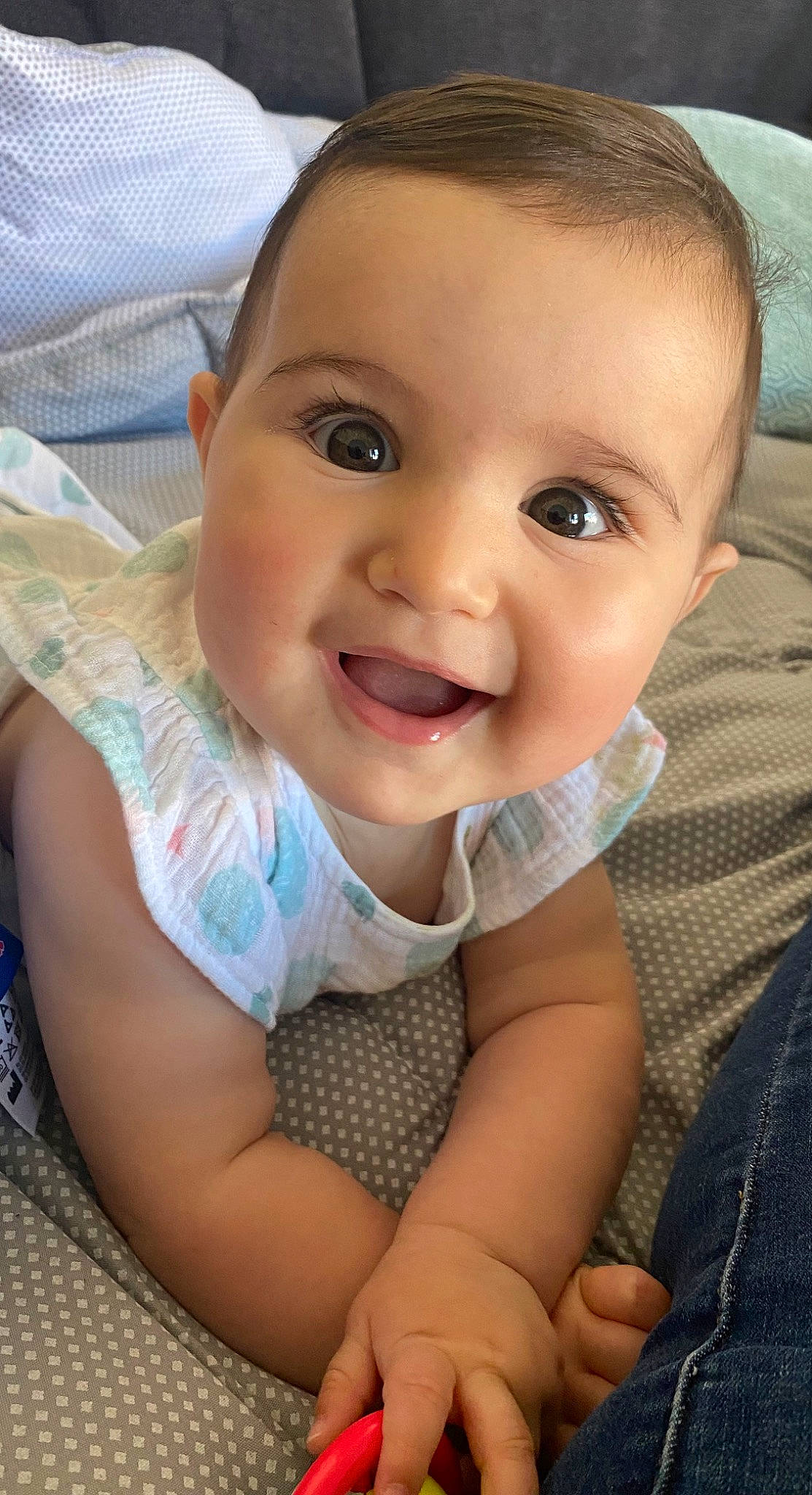 Tina a rejoint le concours — aidez-le/la à gagner de superbes lots ! azure, baby, baby_toddler_clothing, cheek, comfort, eye, eyelash, finger, fun, gesture, happy, iris, joy, lip, mouth, neck, nose, person, skin, sleeve