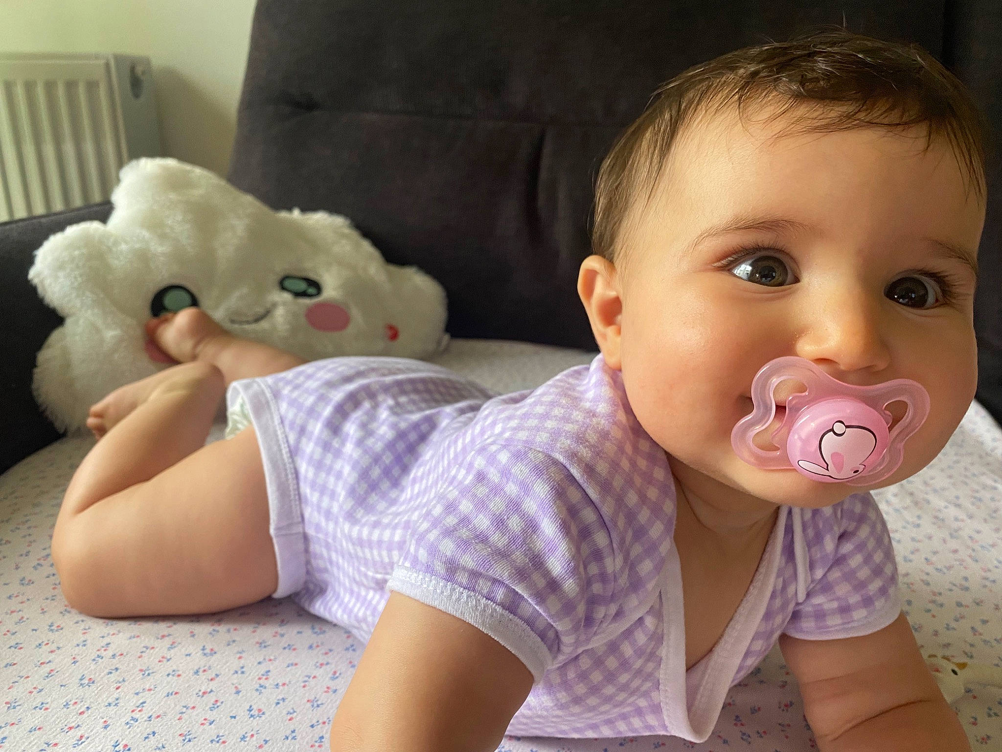 Tina participe au concours pour gagner de l'argent avec cette photo : arm, baby_toddler_clothing, cheek, clothing, comfort, couch, ear, eye, eyelash, finger, happy, headgear, human_body, lip, mouth, neck, nose, person, shoulder, skin