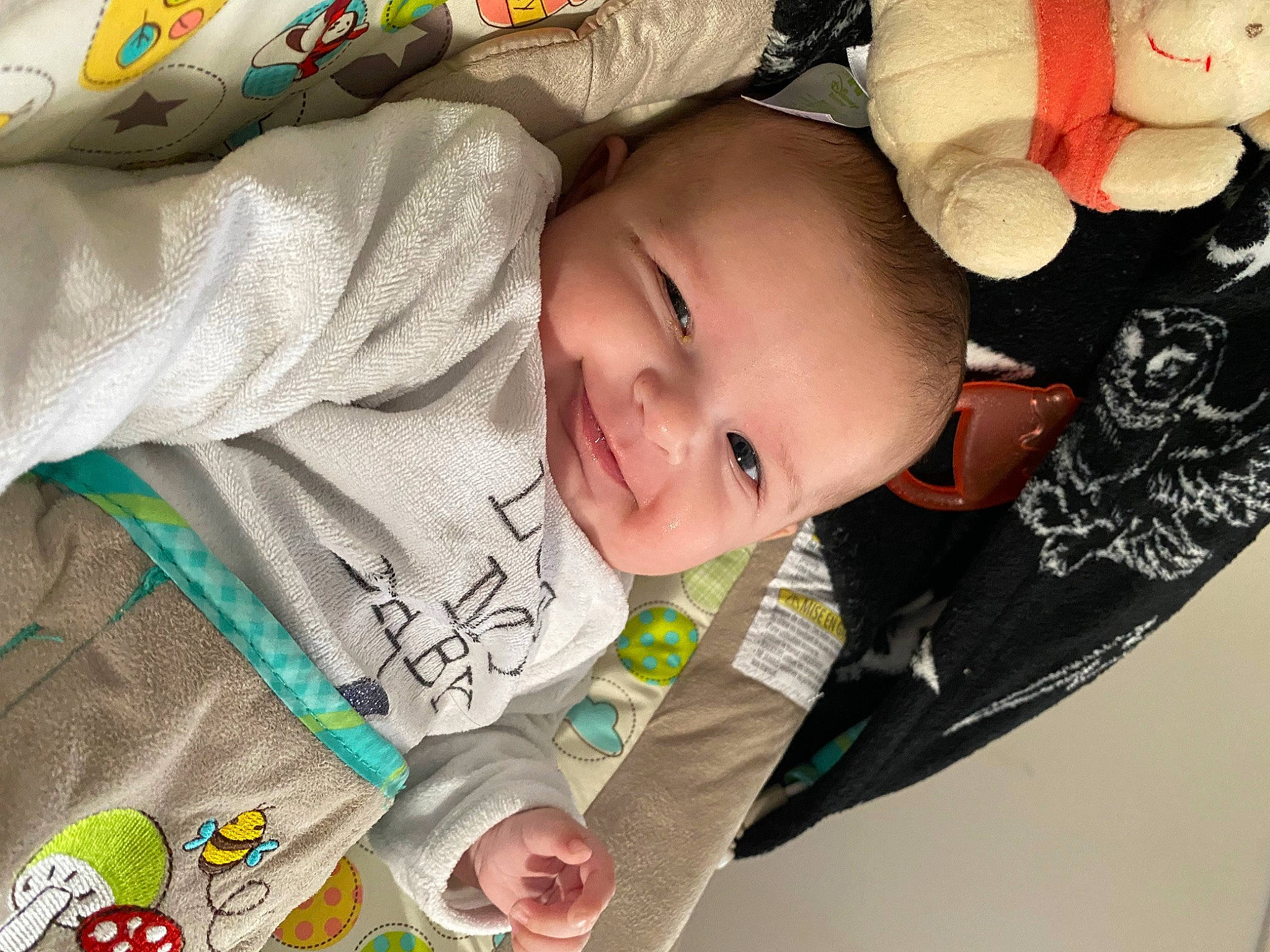 Elyssa participe au concours pour gagner de l'argent avec cette photo : baby, baby_toddler_clothing, cheek, chin, comfort, eyebrow, facial_expression, finger, forehead, hairstyle, happy, iris, mammal, mouth, nose, person, skin, sleeve, smile, textile