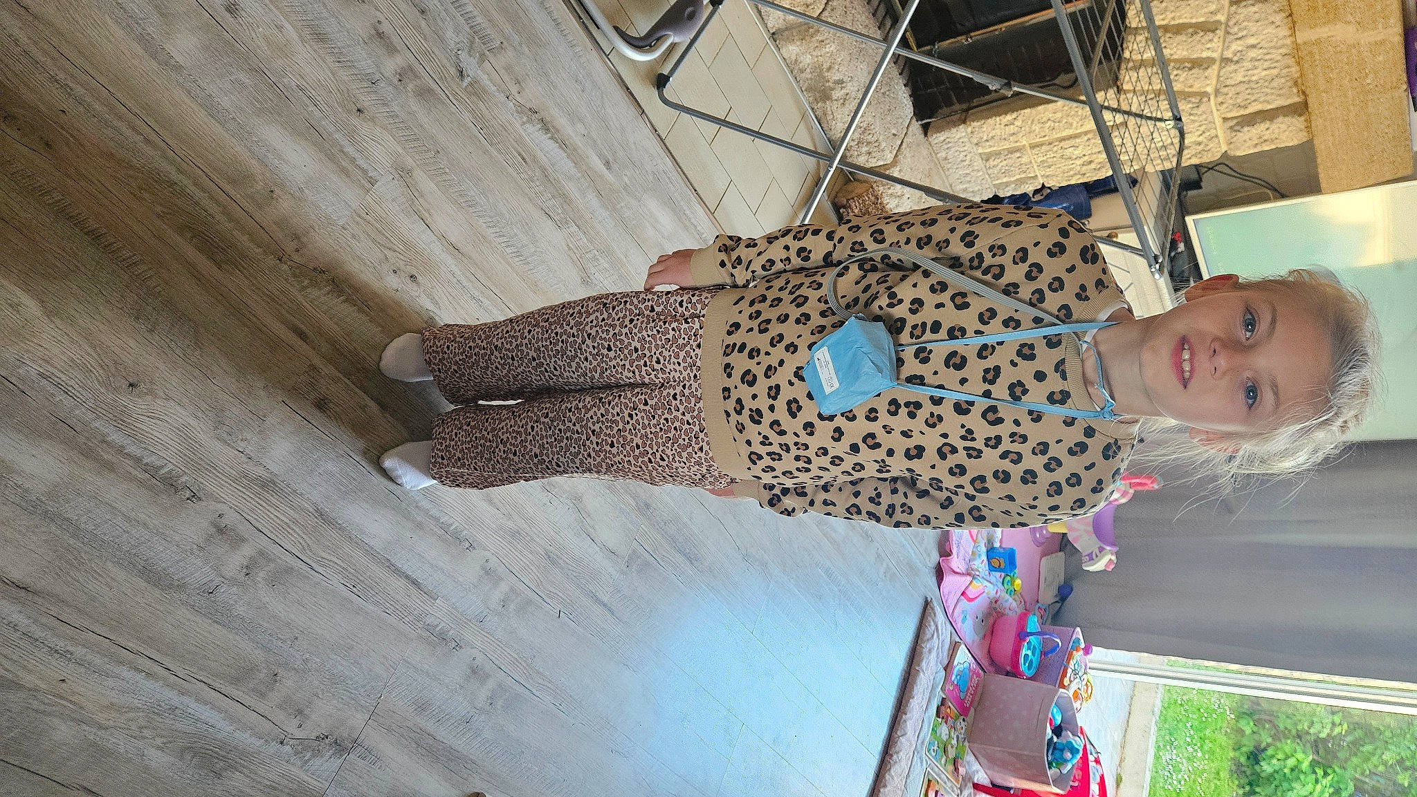 Rose participe au concours pour gagner de l'argent avec cette photo : craft, creative_arts, elbow, fashion_design, fawn, flooring, hardwood, human_leg, pattern, person, sleeve, thigh, thread, visual_arts, waist, wood, wool, woolen, woven_fabric, wrist