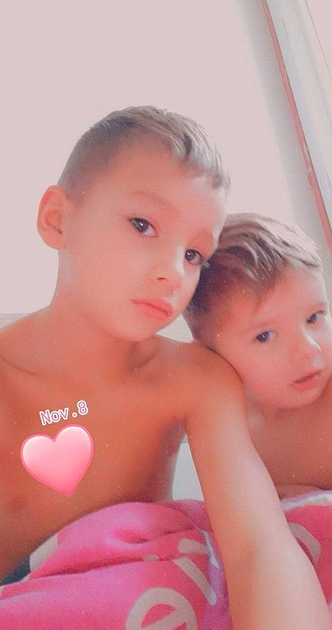 Kelson participe au concours pour gagner de l'argent avec cette photo : cheek, chin, eye, eyelash, finger, gesture, hair, happy, head, iris, joint, lip, mouth, muscle, neck, nose, organ, person, shoulder, skin