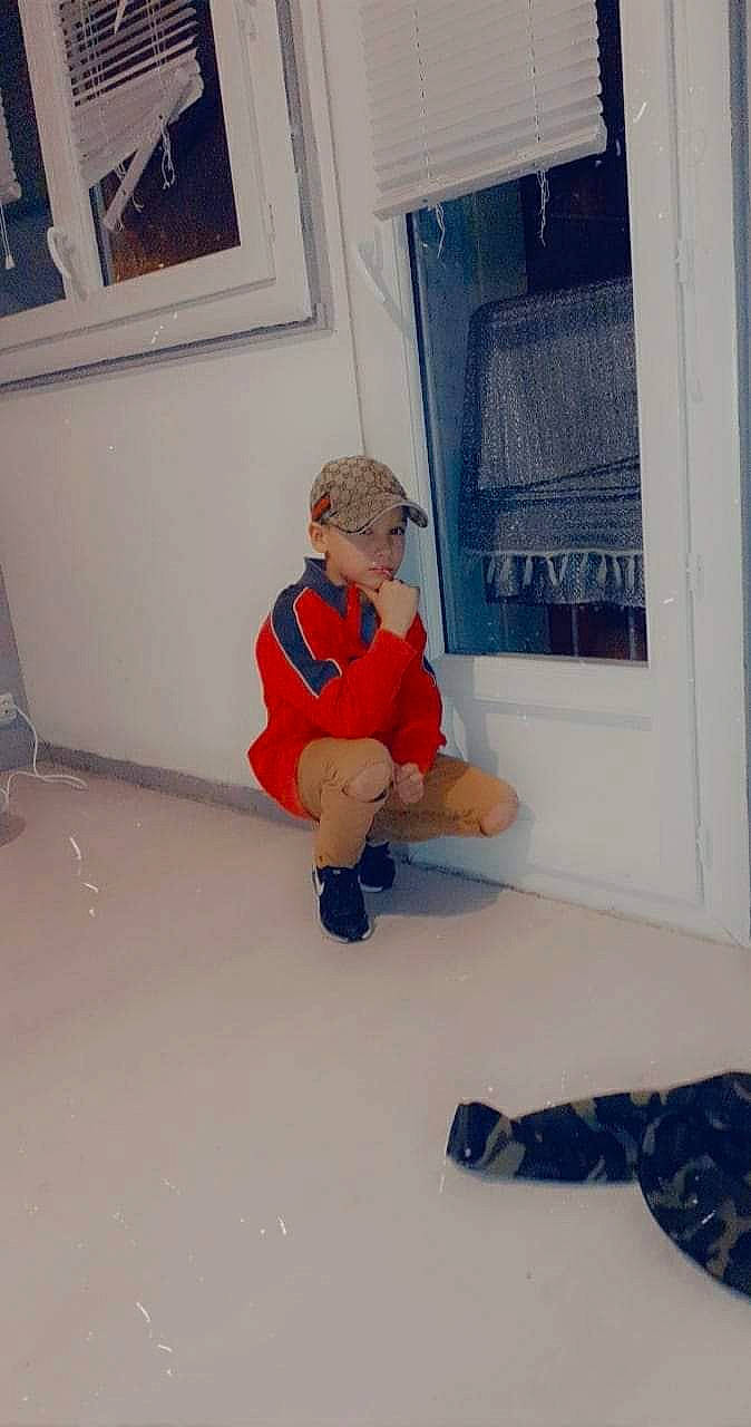 Kelson a rejoint le concours — aidez-le/la à gagner de superbes lots ! art, boot, carpet, electric_blue, floor, flooring, fun, hardwood, headwear, human_leg, knee, person, picture_frame, plaster, shoe, sitting, sleeve, sock, toddler, visual_arts