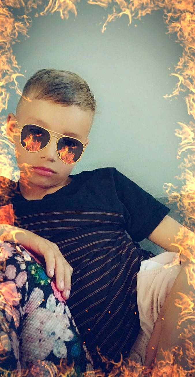 Kelson participe au concours pour gagner de l'argent avec cette photo : black_hair, cool, eyewear, fashion_design, goggles, hairstyle, happy, headgear, lip, long_hair, neck, person, shoulder, sleeve, summer, sunglasses, sunlight, t_shirt, tints_and_shades, toddler