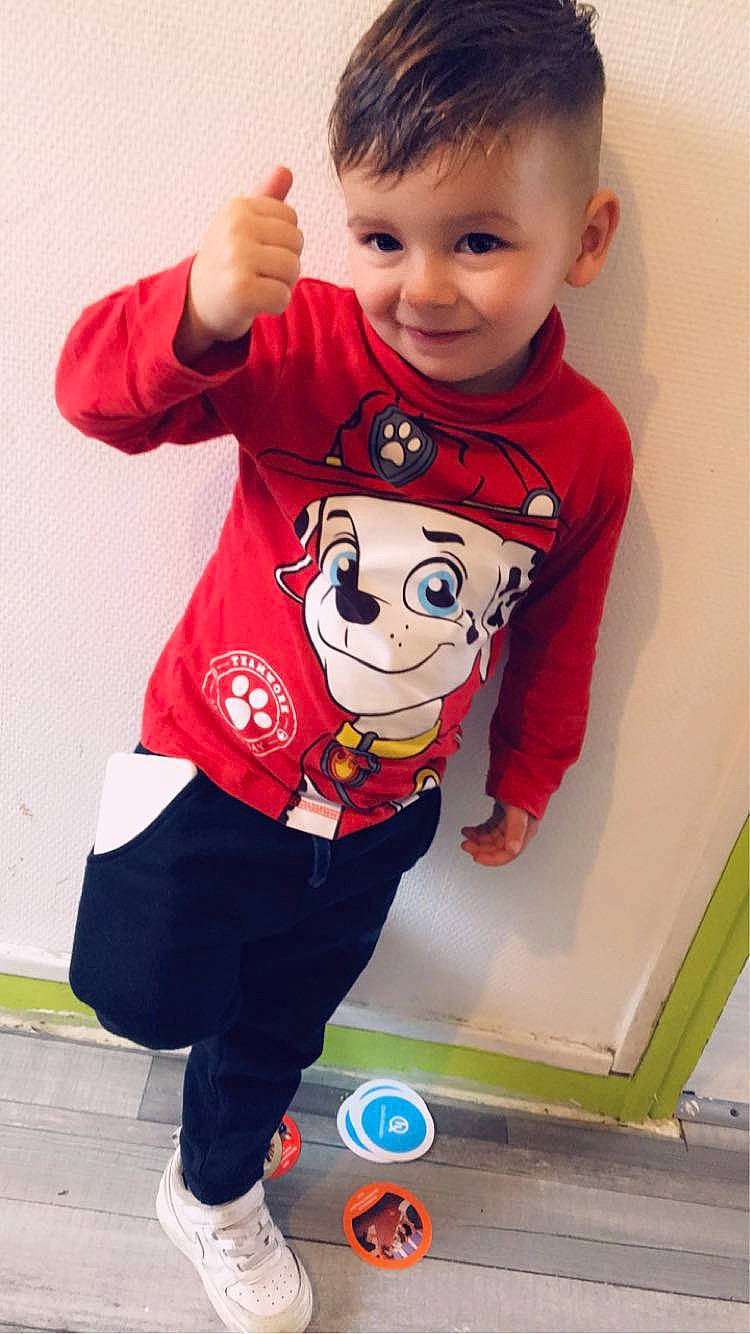 Djulian participe au concours pour gagner de l'argent avec cette photo : baby_toddler_clothing, blue, cool, eye, face, facial_expression, gesture, hair, hairstyle, happy, head, human_body, joy, neck, orange, person, red, sleeve, smile, t_shirt