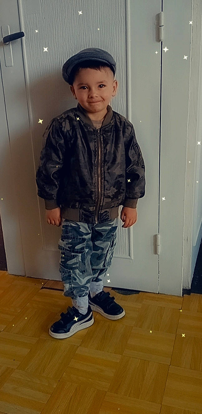 Djulian participe au concours pour gagner de l'argent avec cette photo : child, denim, door, electric_blue, fashion_design, flooring, hardwood, joy, knee, pattern, person, sleeve, sneakers, sportswear, standing, street_fashion, t_shirt, thigh, toddler, walking_shoe