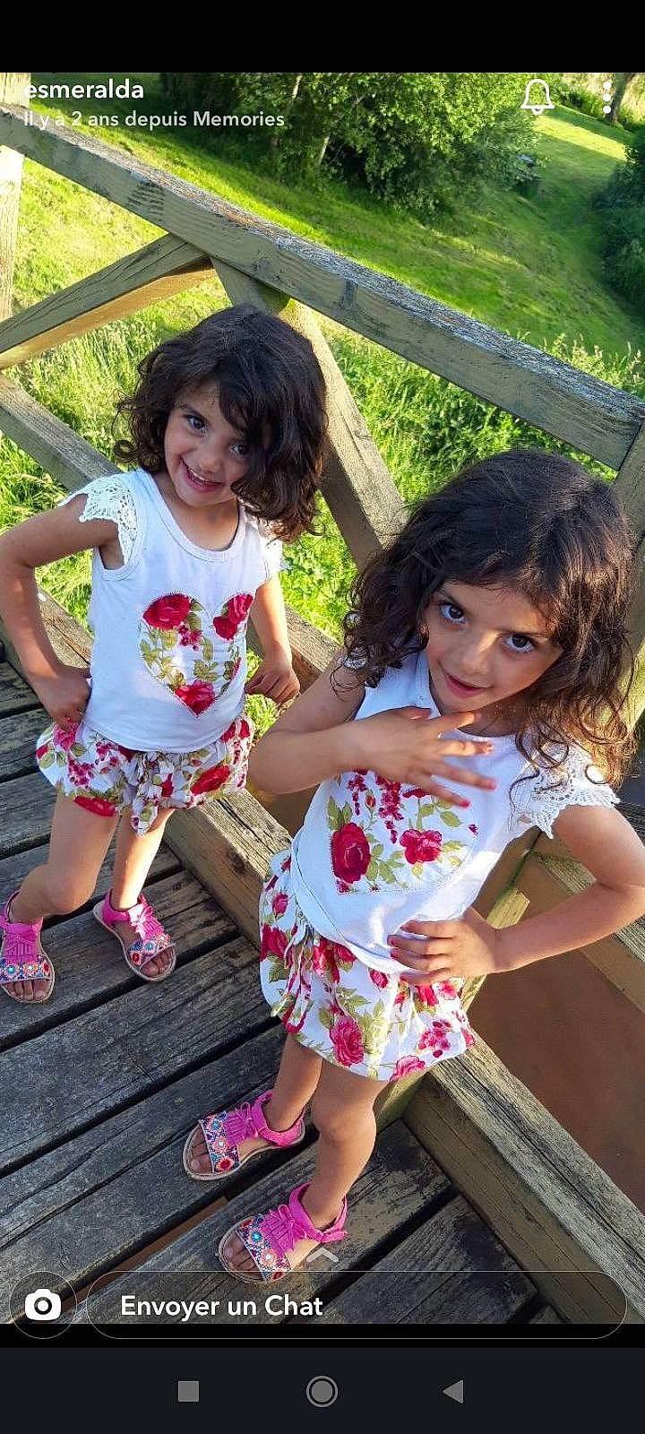 Iliana Chelsy a rejoint le concours — aidez-le/la à gagner de superbes lots ! adaptation, botany, eye, flip_flops, fun, grass, green, happy, head, joy, leg, leisure, magenta, mammal, person, pink, plant, public_space, recreation, sandal