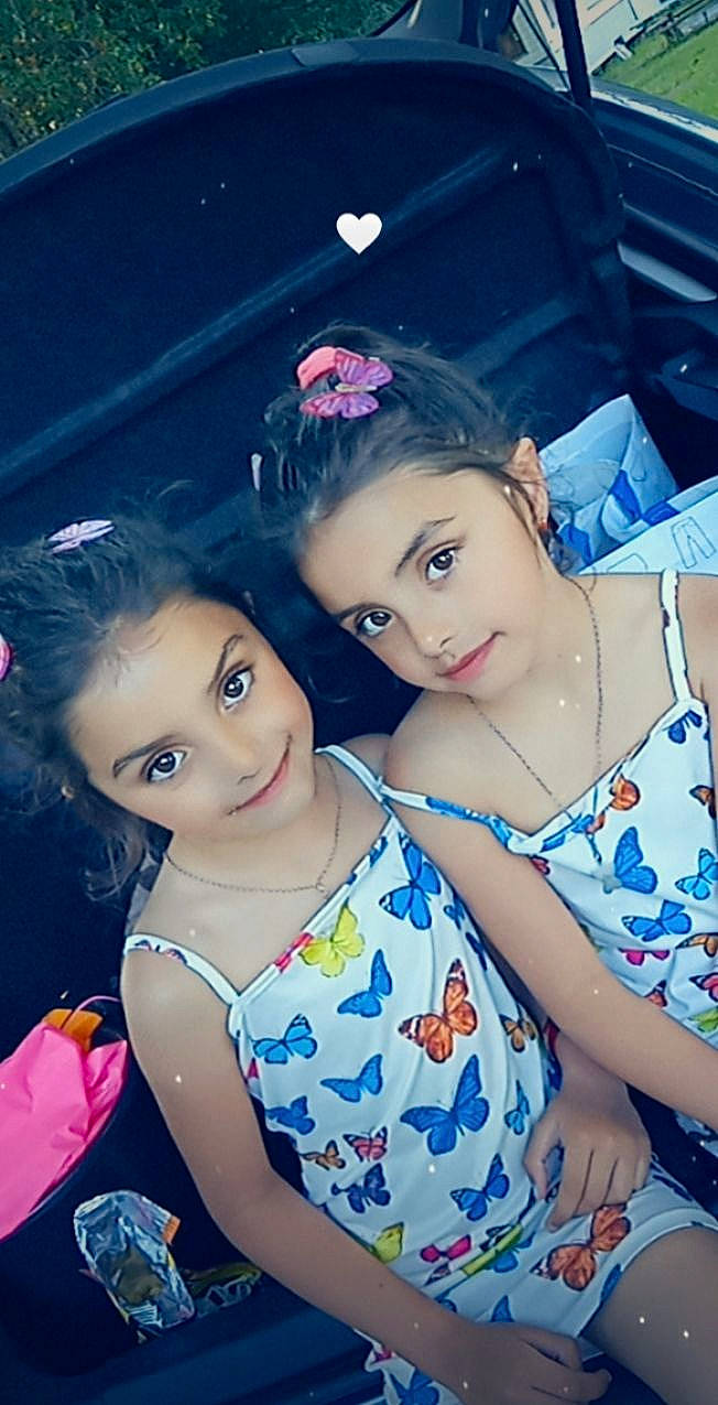 Iliana Chelsy participe au concours pour gagner de l'argent avec cette photo : black_hair, child, cool, electric_blue, event, eyelash, fashion_accessory, fashion_design, flash_photography, fun, grass, happy, jewellery, joy, leisure, lip, long_hair, magenta, person, pink