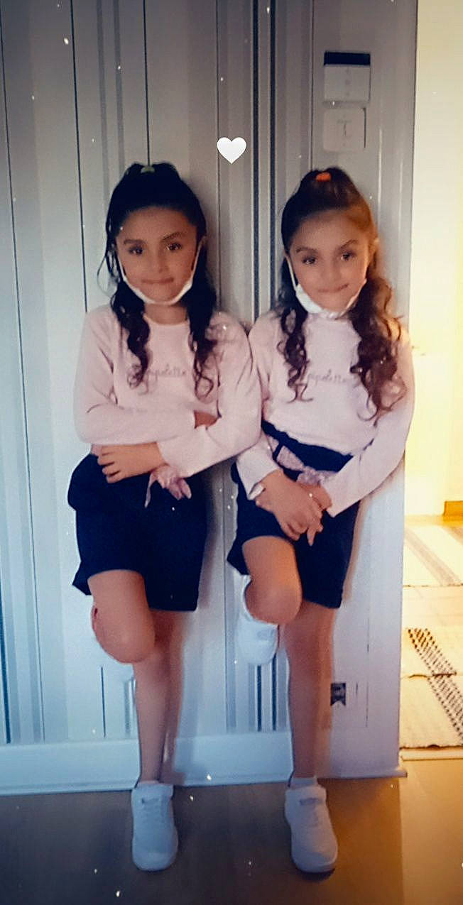 Iliana Chelsy participe au concours pour gagner de l'argent avec cette photo : electric_blue, event, fashion, fashion_design, hair, happy, hime_cut, human_leg, joy, knee, leg, long_hair, person, school_uniform, shoe, shoulder, sleeve, smile, sneakers, thigh