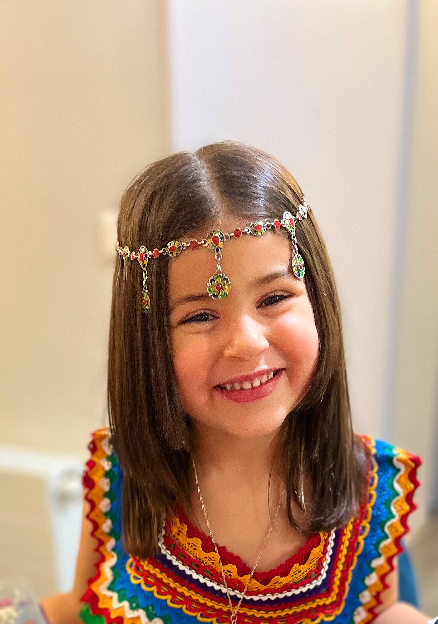 Nelya a rejoint le concours — aidez-le/la à gagner de superbes lots ! cheek, chin, dress, earrings, eye, eyebrow, eyelash, fashion_design, fun, hair_accessory, happy, headgear, headpiece, iris, jewellery, joy, long_hair, makeover, person, skin