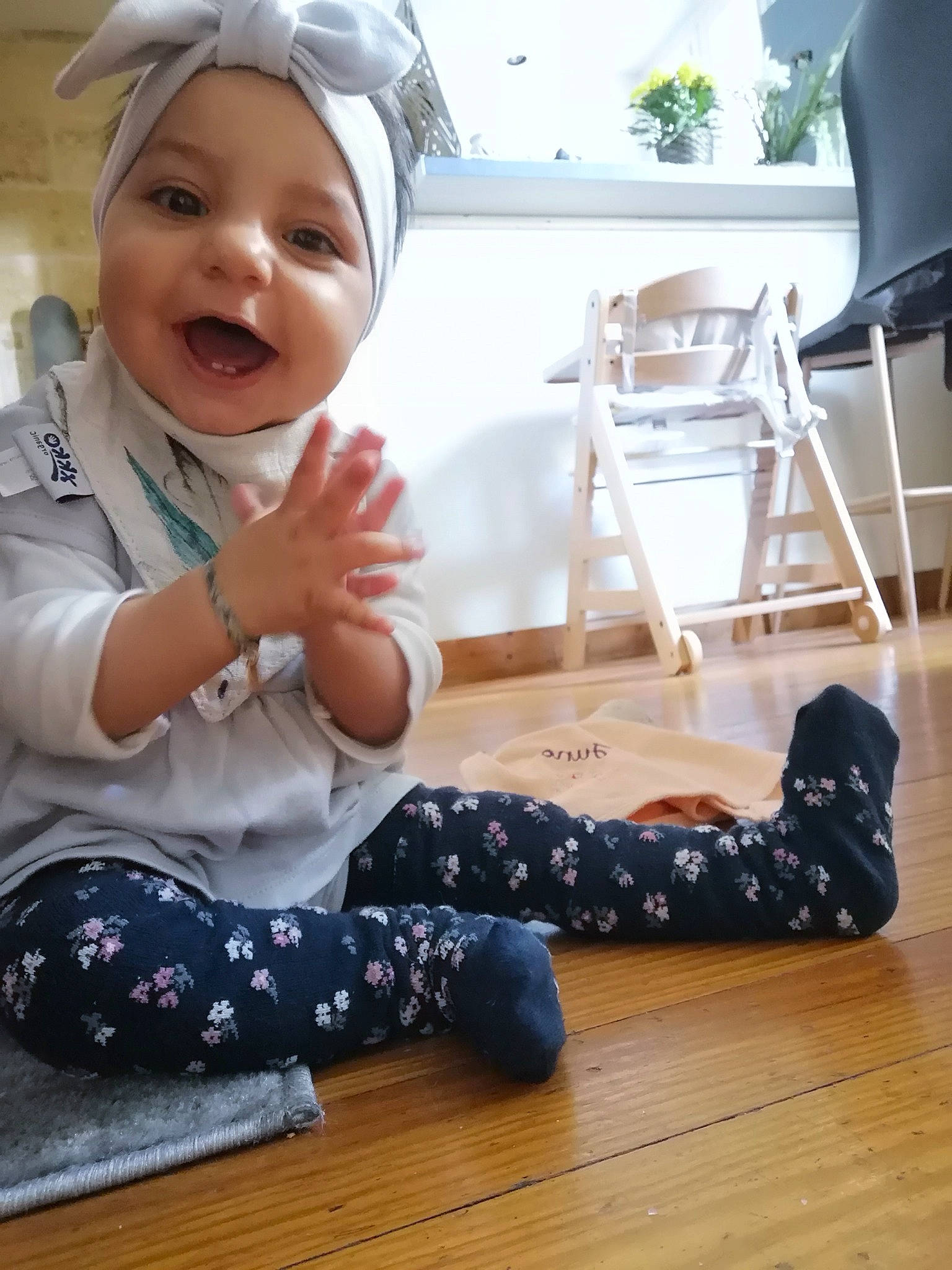 June a rejoint le concours — aidez-le/la à gagner de superbes lots ! baby, baby_toddler_clothing, comfort, cool, finger, floor, flooring, hairstyle, happy, hardwood, headwear, human_body, knee, person, skin, sleeve, smile, sock, thigh, toddler