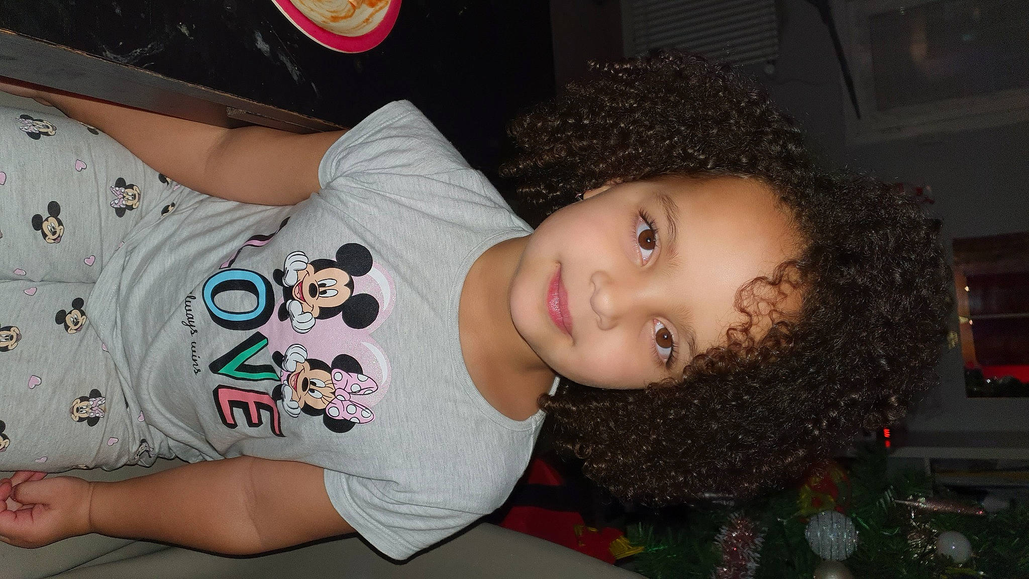 Aïvy participe au concours pour gagner de l'argent avec cette photo : baby_toddler_clothing, cheek, child, chin, elbow, eye, facial_expression, forehead, fun, happy, jheri_curl, joy, lip, mouth, neck, nose, person, ringlet, sleeve, smile