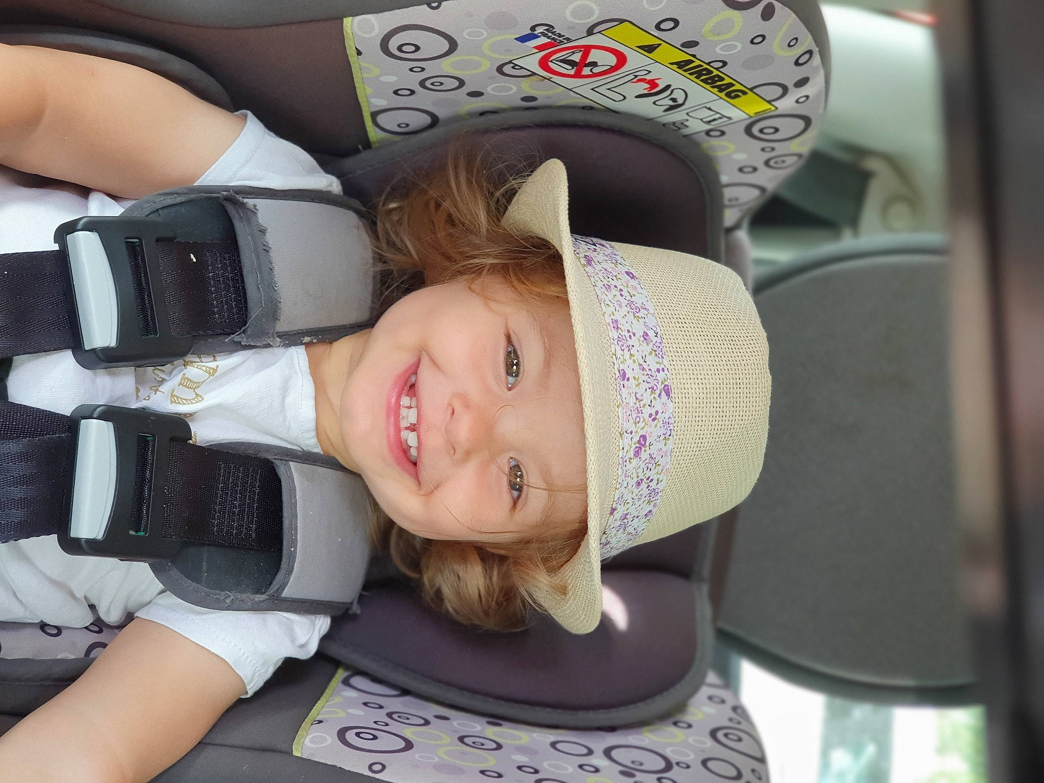 Mila a rejoint le concours — aidez-le/la à gagner de superbes lots ! auto_part, automotive_design, baby_carriage, cap, car_seat, child, cool, facial_expression, fun, hairstyle, happy, hat, headwear, helmet, joy, lip, mouth, person, pink, skin