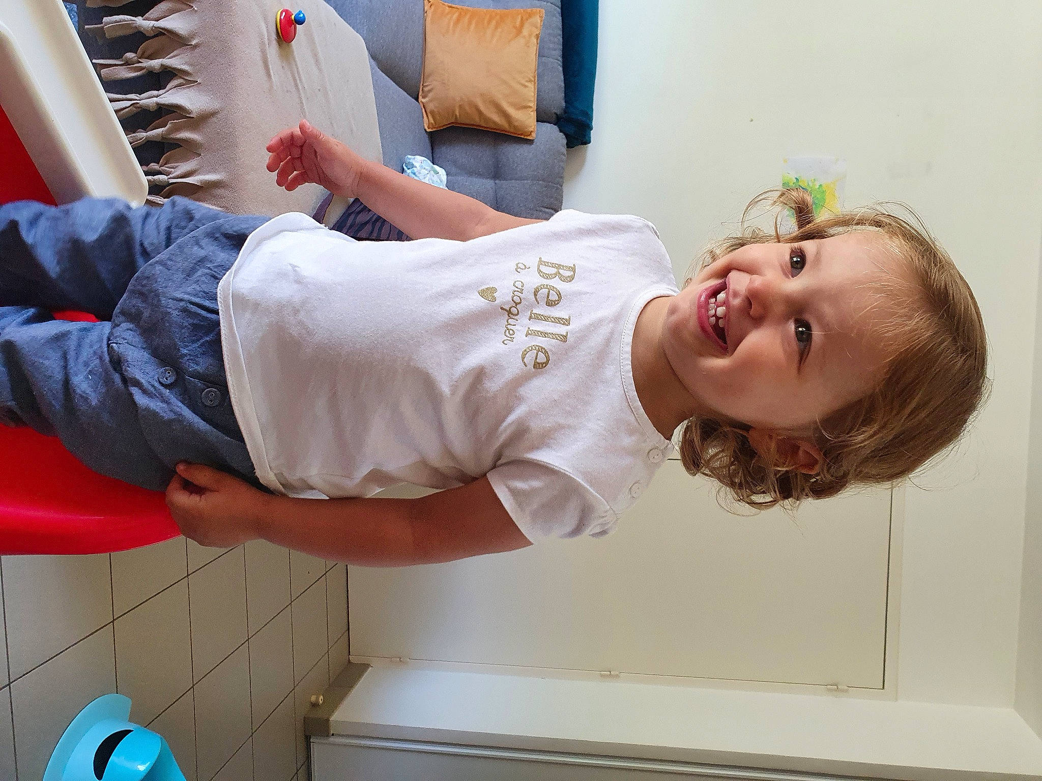 Mila a rejoint le concours — aidez-le/la à gagner de superbes lots ! clothing, dress, elbow, finger, gesture, hand, happy, human_body, joint, joy, mouth, muscle, person, product, shorts, shoulder, smile, standing, t_shirt, toddler