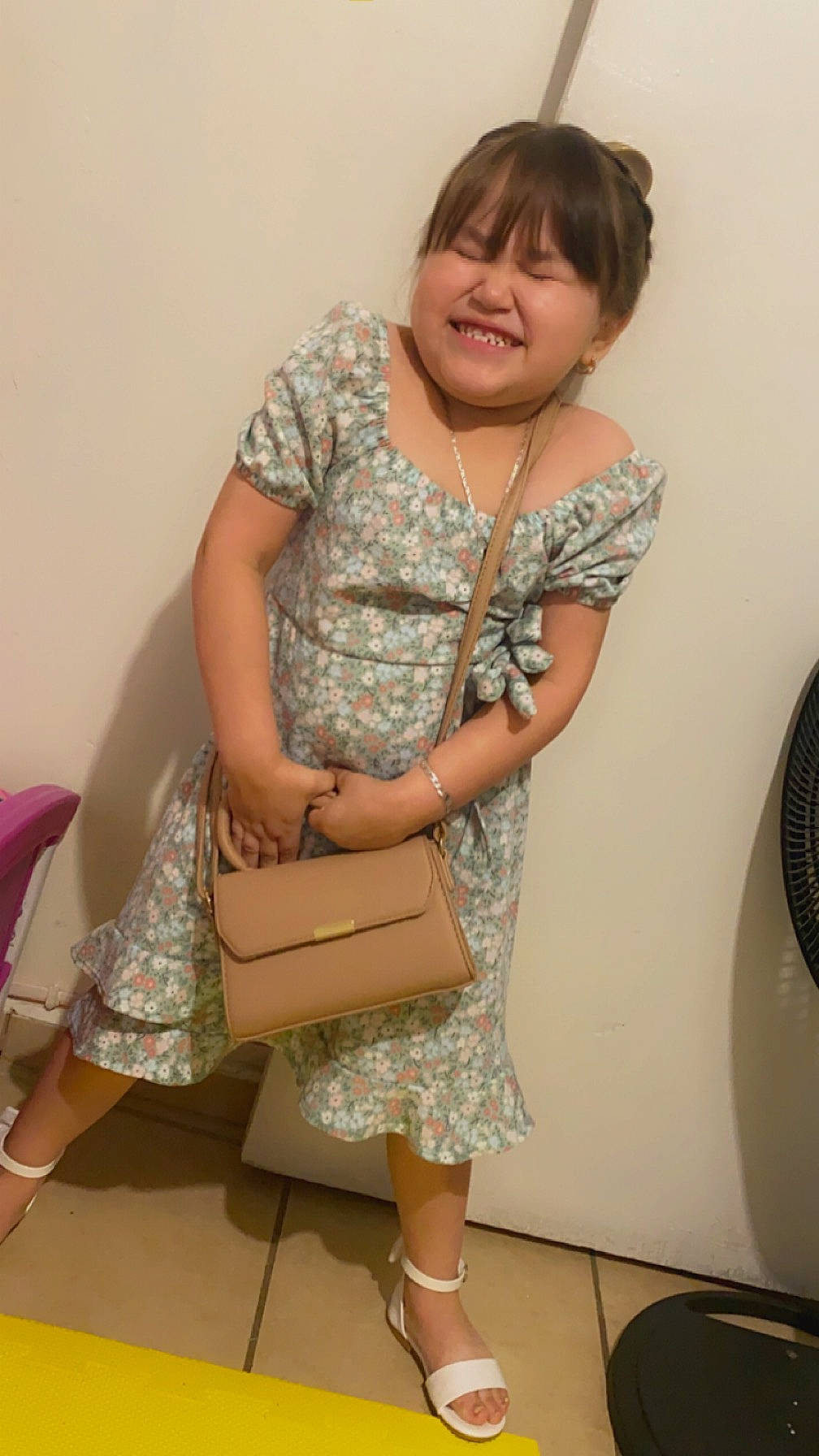 Arianna is registered to the contest to win money with this photo: arm, baby_toddler_clothing, elbow, gesture, hand, human_leg, joint, joy, knee, mechanical_fan, neck, pattern, person, shoulder, skin, sleeve, smile, thigh, thumb, toddler