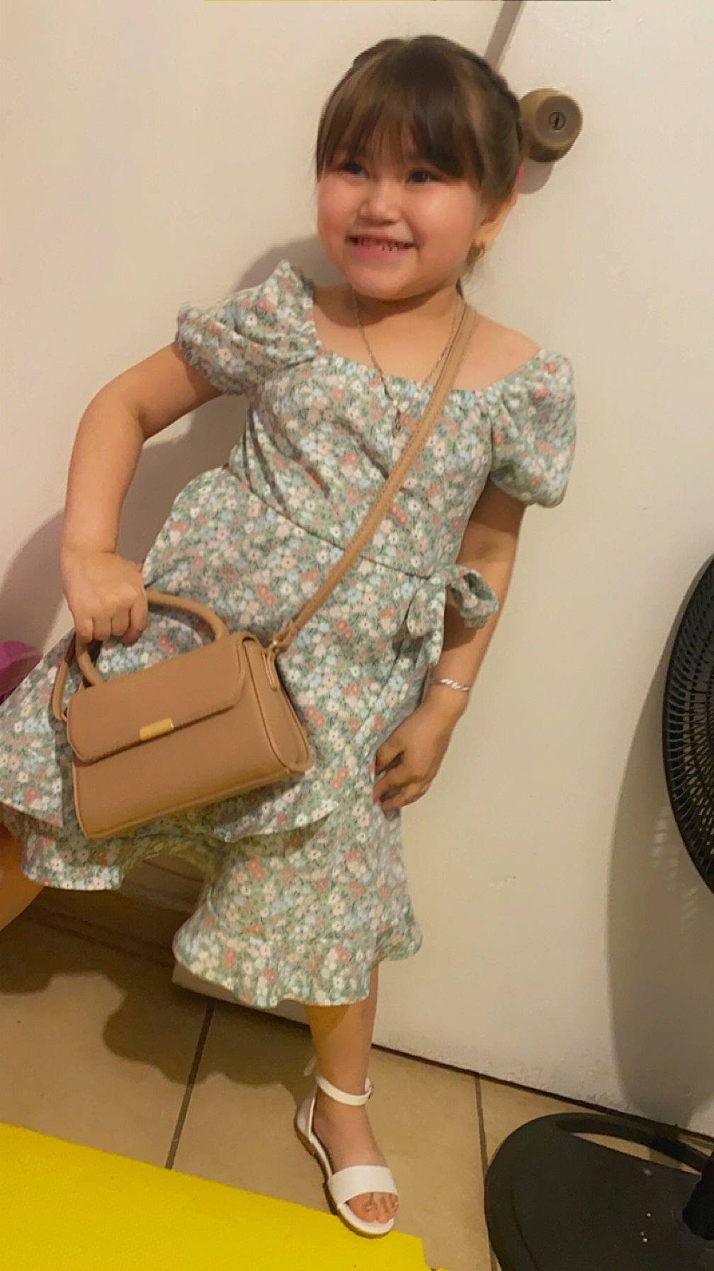 Arianna is registered to the contest to win money with this photo: baby_toddler_clothing, bag, child, elbow, fashion_accessory, human_leg, joint, joy, luggage_and_bags, mechanical_fan, pattern, peach, person, shoulder, shoulder_bag, sleeve, smile, snapshot, thumb, toddler