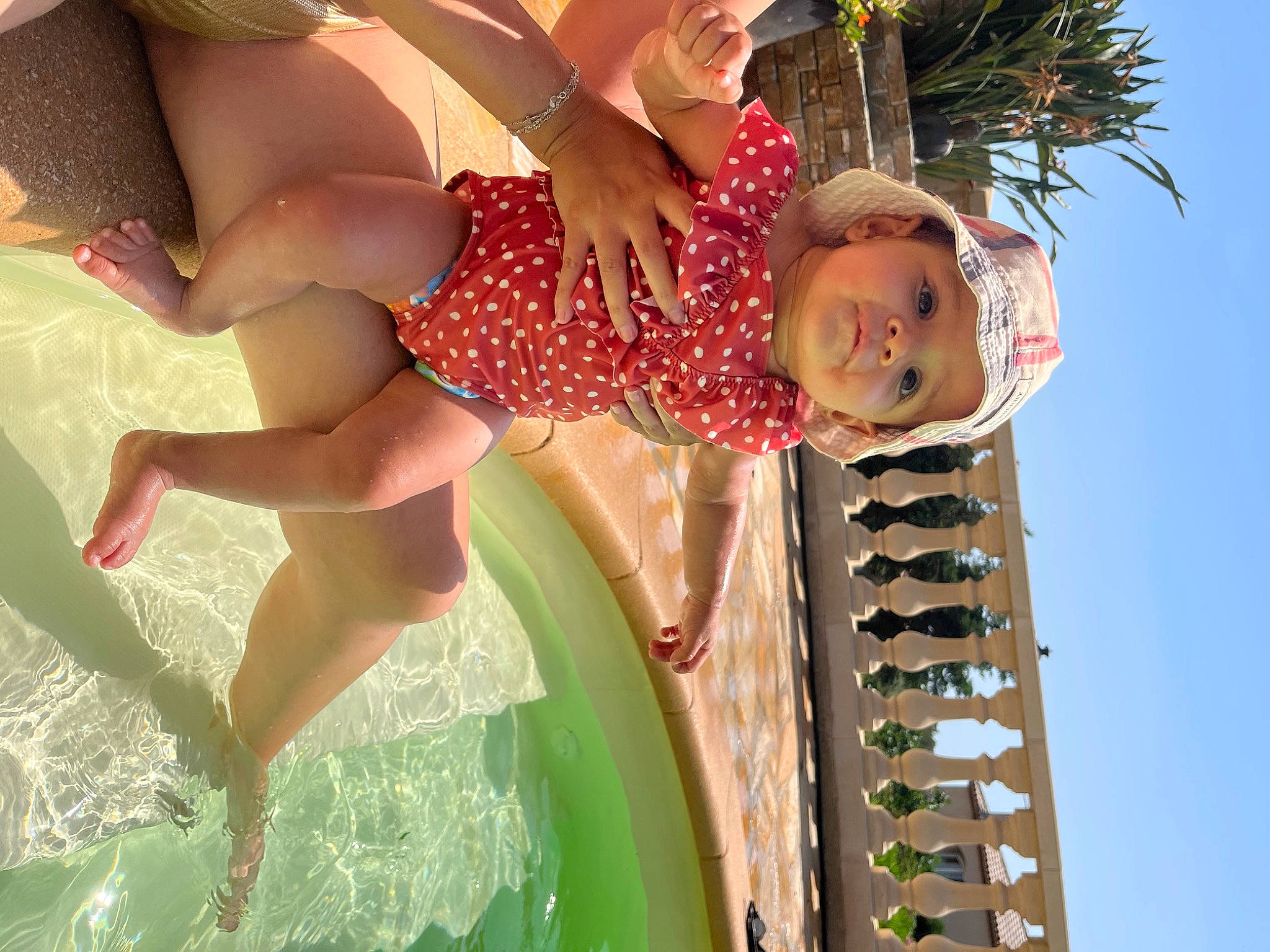 Meï a rejoint le concours — aidez-le/la à gagner de superbes lots ! beauty, child, chute, fun, green, happy, headwear, leisure, light, organ, people, person, pink, recreation, red, sky, smile, snapshot, summer, toddler