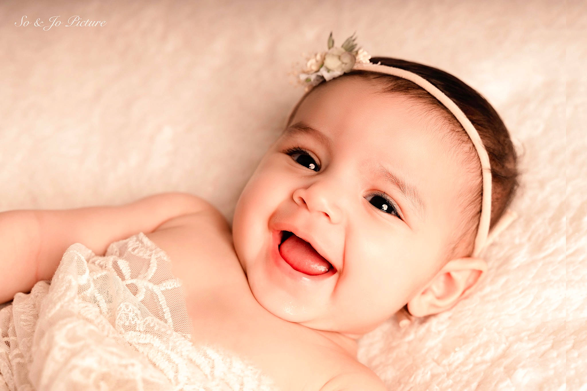 Meï participe au concours pour gagner de l'argent avec cette photo : baby, baby_toddler_clothing, cheek, chin, ear, eye, eyebrow, eyelash, face, flash_photography, happy, headband, headgear, headpiece, iris, lip, person, pink, skin, smile