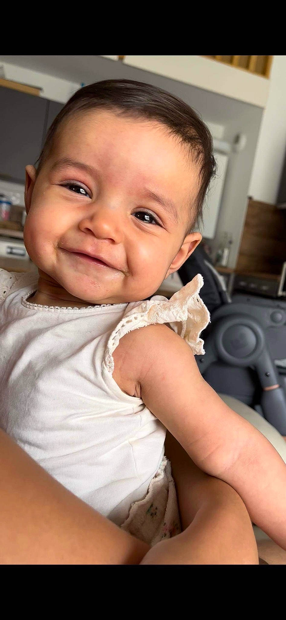 Meï a rejoint le concours — aidez-le/la à gagner de superbes lots ! baby_toddler_clothing, cheek, chin, eyebrow, eyelash, finger, flash_photography, gesture, hand, happy, iris, joy, lip, mouth, muscle, neck, nose, person, shoulder, skin