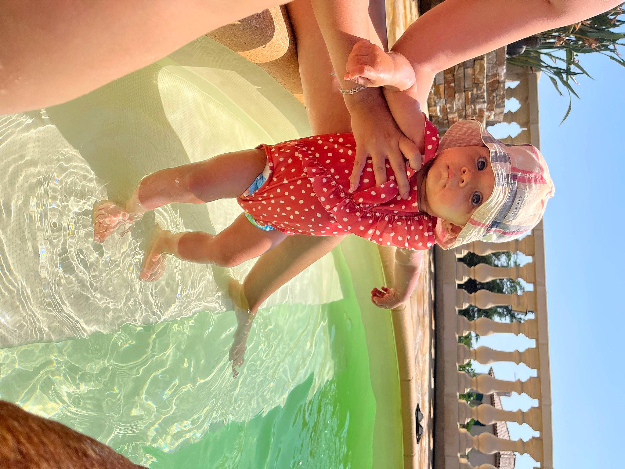 Meï a rejoint le concours — aidez-le/la à gagner de superbes lots ! arm, finger, fun, gesture, green, hairstyle, hand, happy, headwear, leisure, light, people_in_nature, person, photograph, sky, smile, standing, summer, toddler, tree