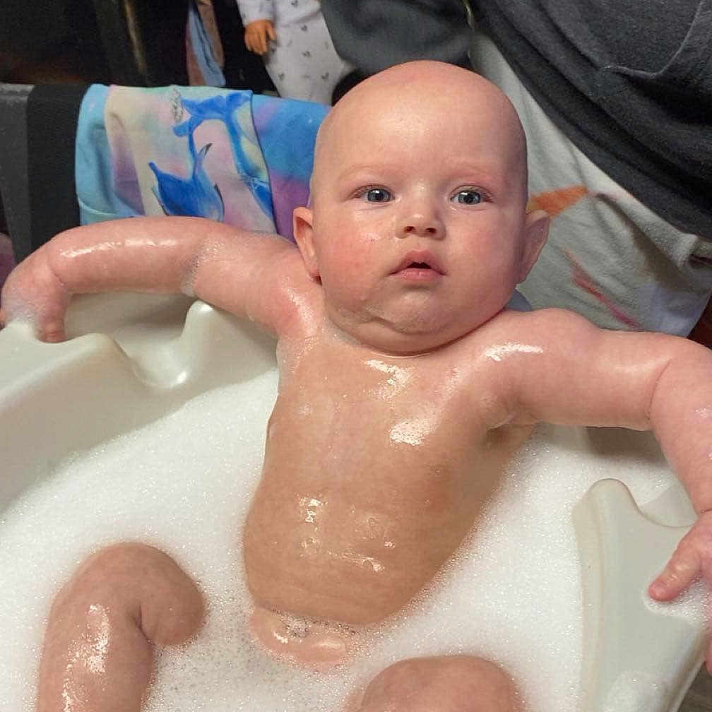 Tiago a rejoint le concours — aidez-le/la à gagner de superbes lots ! adult, baby, bath, bathroom, bubble_bath, child, clothing, curious, doll, face, foam, foot, hand, head, indoor, person, relaxing, skin, towel, water