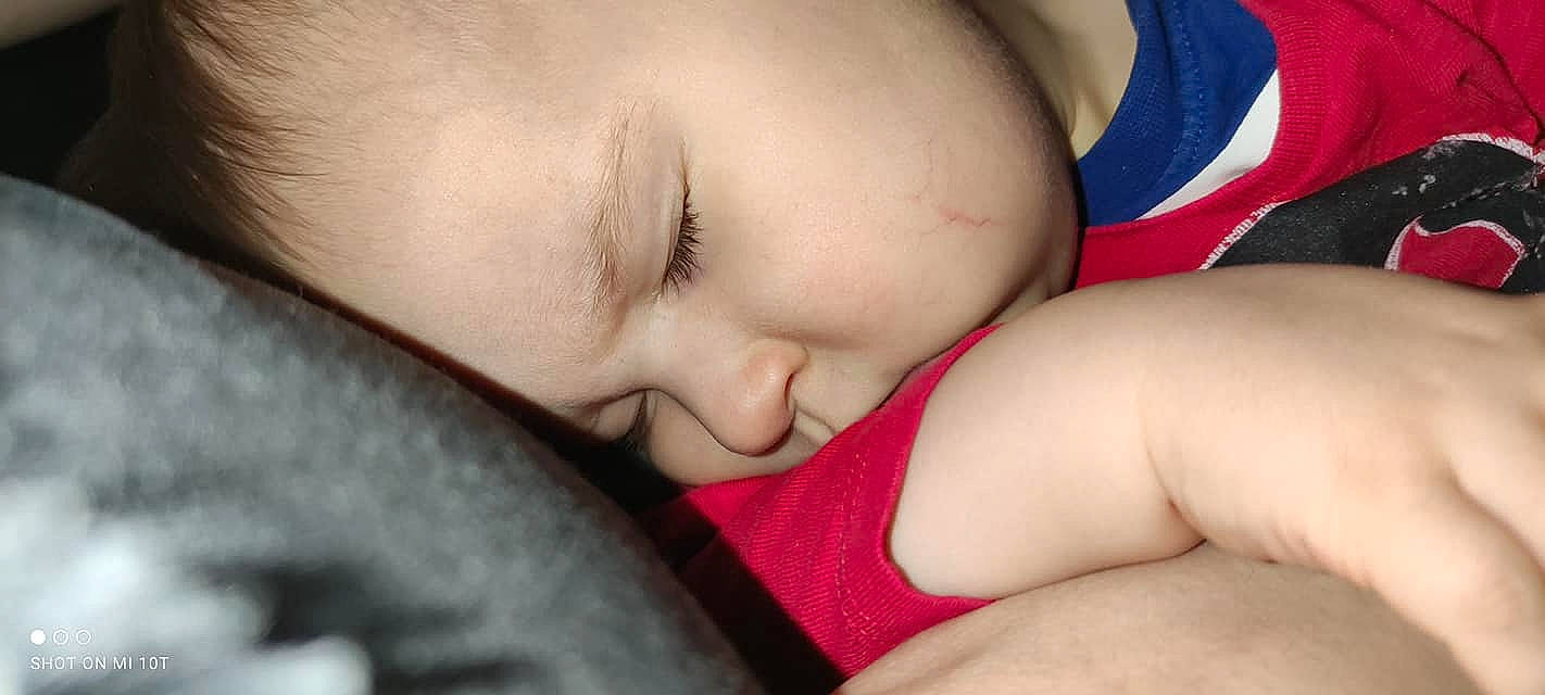 Esteban a rejoint le concours — aidez-le/la à gagner de superbes lots ! baby, baby_sleeping, cheek, chest, chin, comfort, elbow, eye, eyelash, finger, gesture, happy, human_body, mouth, nail, nose, person, skin, thigh, toddler